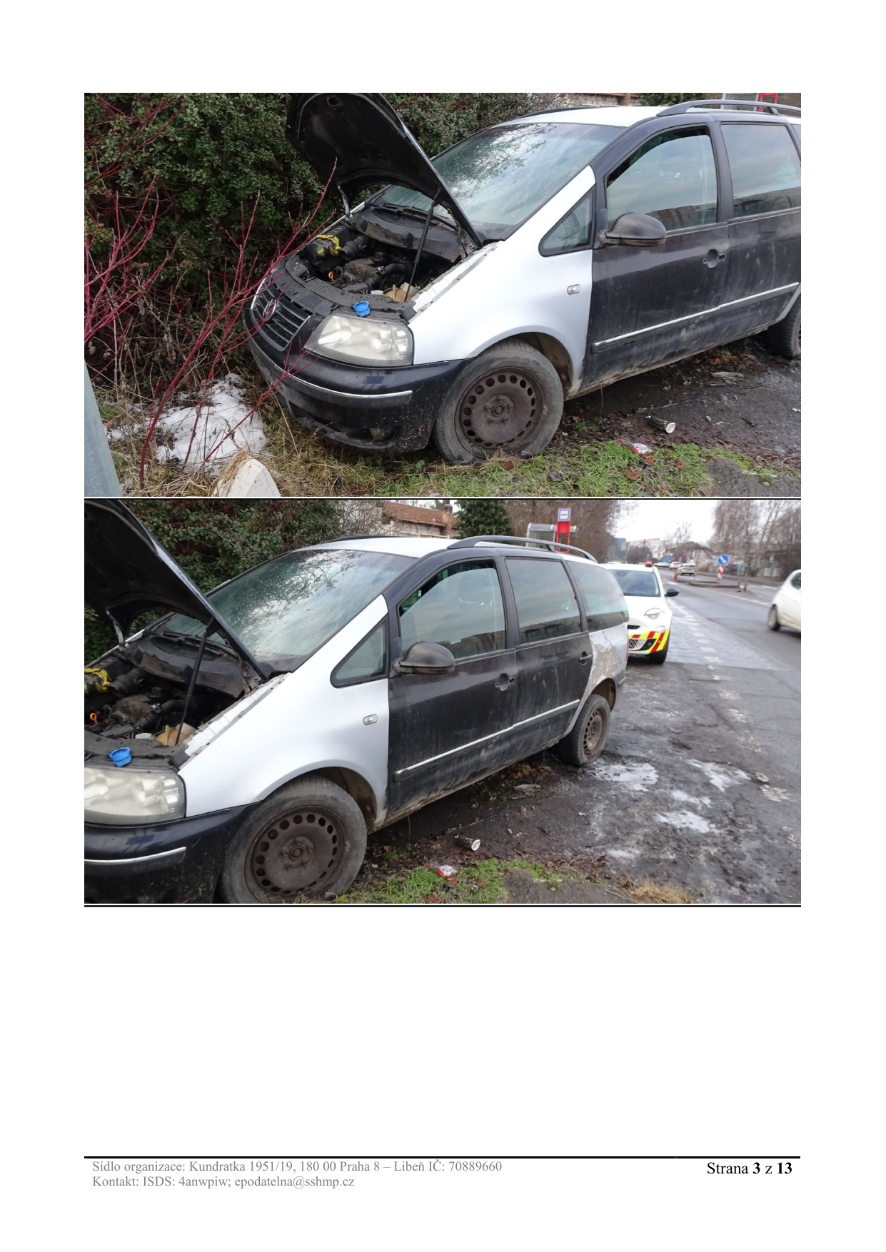 Fotografie opuštěného nebo poškozeného vozidla na pozemku, pravděpodobně v rámci dokumentace odtahu či řešení překážky.