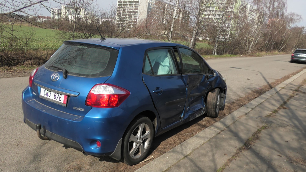 Fotografie poškozeného osobního automobilu Toyota Auris na okraji silnice.