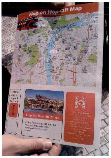 Hop-on Hop-Off Map, mapová skládačka pro 24hrs hop-on hop-off bus tour v Praze. Obsahuje mapu Prahy s trasami vyhlídkového autobusu, vyznačenými zastávkami a z…