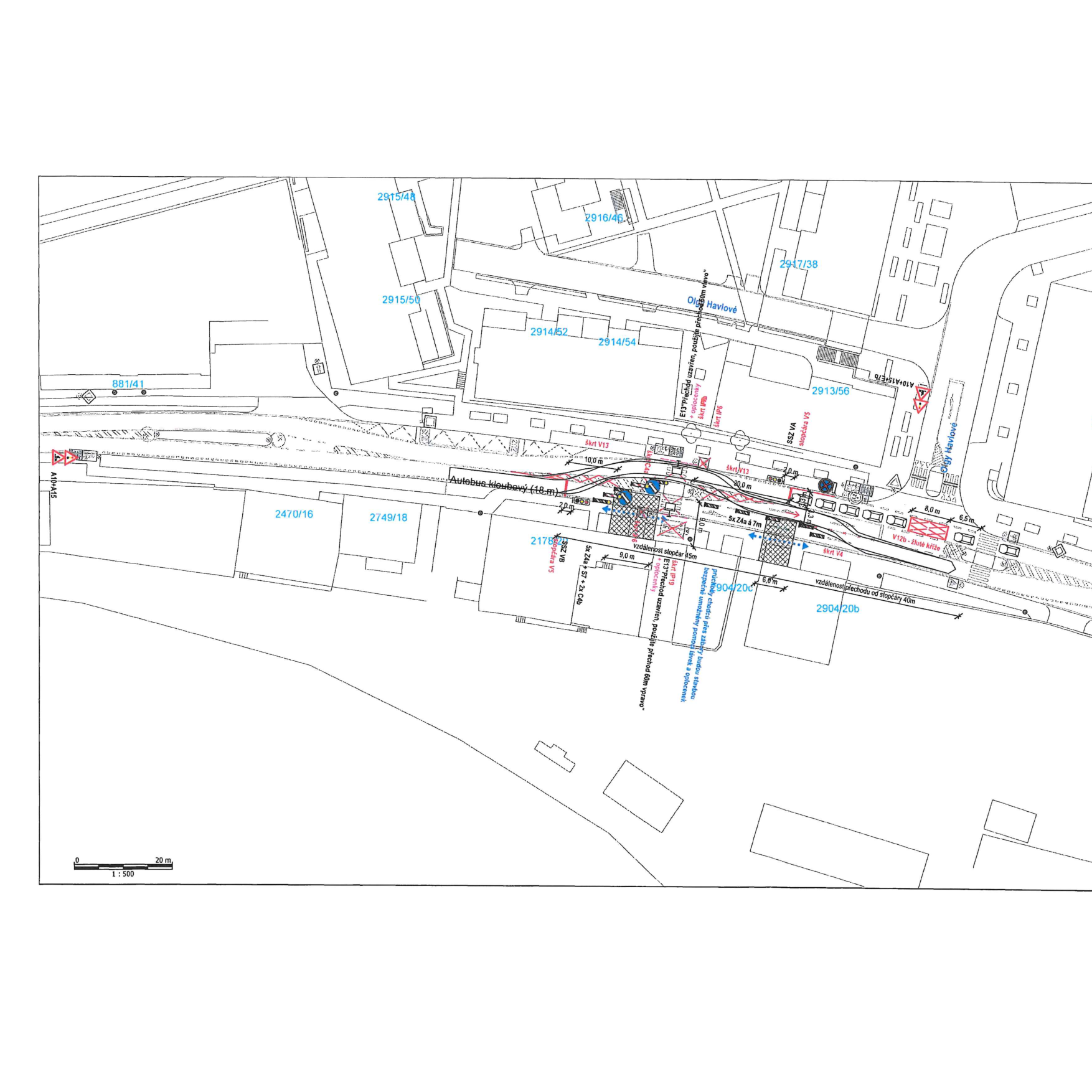 Situační nákres dopravního značení a uzavírky komunikace. Obsahuje: měřítko 1:500, parcelní čísla (např. 2915/48, 2916/46, 2914/52, 2913/56, 2470/16, 2749/18, 2178, 2904/20b), ulice Olgy Havlové. Textové poznámky: 'Autobus kloubový (18 m)', 'vzdálenost sloupčary 55m', 'vzdálenost přechodu od sloupčary 40m', 'E13 Přechod uzavřen, použijte přechod 60m vpravo', 'bezpečný umožněný průchod chodců přes zábory budou stavbou a oplocením', '5x Z4a á 7m', 'V12b - žluté kříže'. Značky: SSZ VA, stopčára VS, škt V13, škt V4, škt IP6, škt IP9.