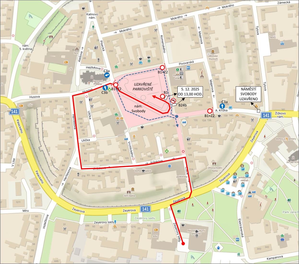 Situační plán uzavírky Náměstí Svobody. Text v rámečku: 'NÁMĚSTÍ SVOBODY UZAVŘENO'. Text u šipky: '5. 12. 2025 OD 13,00 HOD.'. Mapa znázorňuje uzavřené parkoviště (vyznačeno růžovou barvou) a trasu objížďky (vyznačena červenou čarou). V mapě jsou uvedeny názvy ulic: Mokrého, Pivovarská, Majerova, Husova, Ulička, Hentesova, Vrchlického, Jiráskova, Zeyerova, Palackého, Alešova, Pisecká, Komenského, Tylova, Žižkovo nám., Zeyerovy sady, Kampanova, Míru, Holečkova, Elektrárenská. Dále jsou v mapě značky dopravního značení (B1, B1+Z2, C3a, C3b, B24b) a orientační body (městský úřad, městské muzeum, poliklinika, městské kulturní středisko, autobusové nádraží, park Jana P., Narození P. Marie).