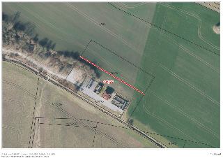 Ortofotomapa s vyznačenými katastrálními parcelami. Zvýrazněna je parcela č. 434/27 a červenou čarou hranice pozemku. Další identifikovaná čísla parcel: 434/1,…