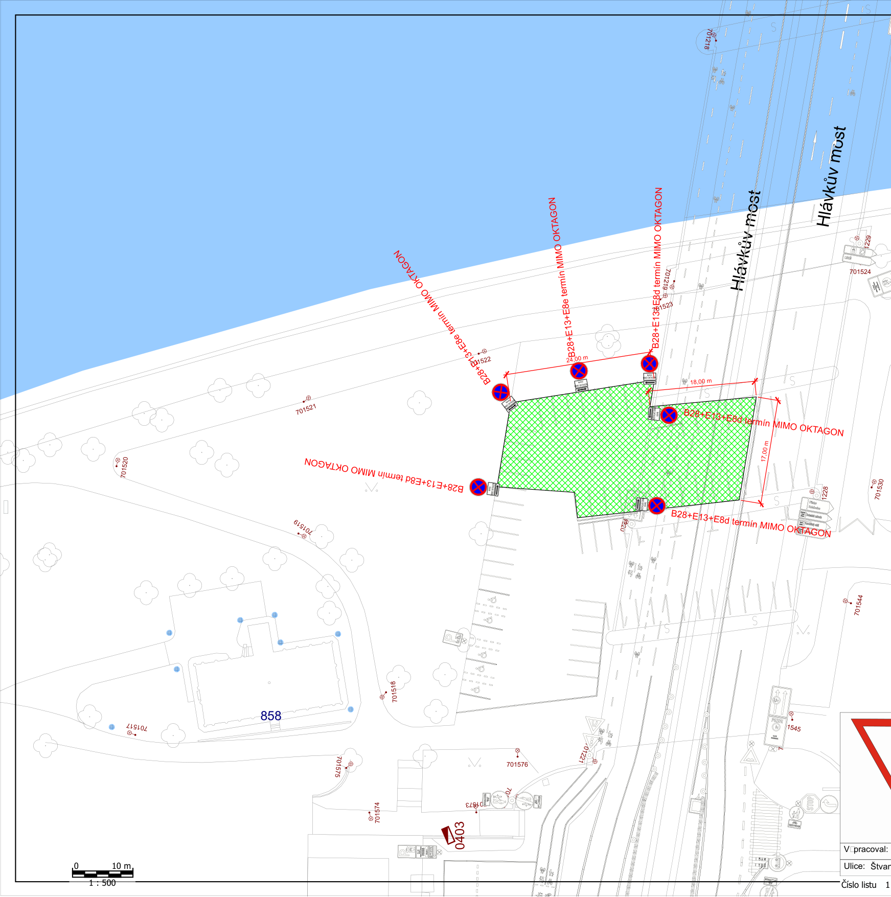 Situační nákres dopravního značení v okolí Hlávkova mostu. Mapa obsahuje vyznačenou plochu (zeleně šrafovanou) s umístěním dopravních značek typu B28 (zákaz zastavení) v kombinaci s dodatkovými tabulkami E13 a E8e/E8d (termín MIMO OKTAGON). Uvedené rozměry plochy jsou 24,00 m a 18,00 m a 17,00 m. V mapě jsou dále uvedena čísla parcel (např. 701520, 701521, 701519, 701517, 858, 701518, 701575, 701574, 701576, 01873, 0403, 01221, 701218, 701219, 701523, 701524, 1226, 701530, 701544, 1545). Měřítko mapy je 1:500.