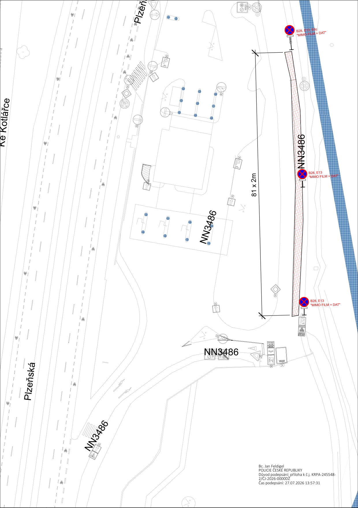 Situační nákres dopravního značení v ulici Plzeňská a Ke Kotlářce. Plán obsahuje vyznačený úsek o rozměrech 81 x 2 m (označený jako NN3486), kde je umístěno dopravní značení B28 (Zákaz zastavení) s dodatkovou tabulkou E13 (Mimo film + DAT). V dolní části je uvedeno: Bc. Jan Feldigel, POLICIE ČESKÉ REPUBLIKY, Důvod podepsání: příloha k č.j. KRPA-245548-2/ČJ-2026-0000DŽ, Čas podepsání: 27.07.2026 13:57:31.
