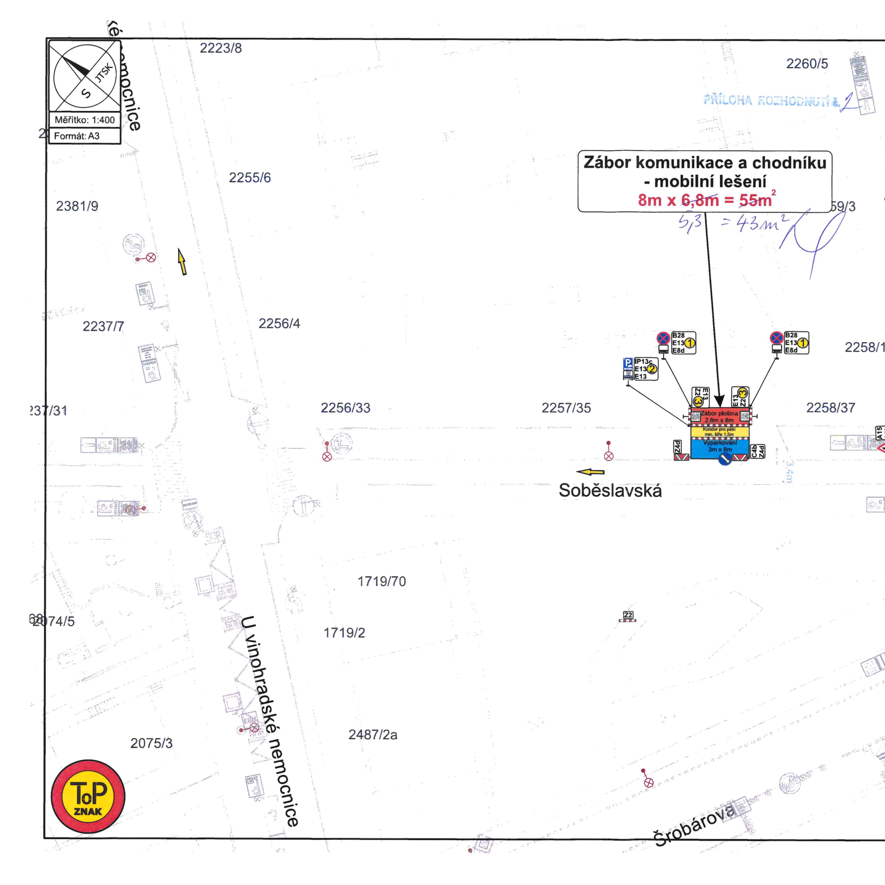 Situační nákres dopravního značení a záboru komunikace. Obsahuje: Měřítko 1:400, Formát A3. Text: 'Zábor komunikace a chodníku - mobilní lešení 8m x 6,8m = 55m²' (přeškrtnuto a opraveno na '5,3 = 43m²'). Dále je v plánu zakreslen 'Zábor plošina 2,6m x 8m', 'Koridor pro pěší min. šíře 1,5m' a 'Vyparkování 3m x 8m'. V mapě jsou vyznačeny ulice 'Soběslavská', 'U vinohradské nemocnice' a 'Šrobárova' a čísla parcel (např. 2223/8, 2255/6, 2256/4, 2257/35, 2258/37, 1719/70, 2075/3, 2487/2a). Zobrazeny jsou dopravní značky (B28, E13, E8d, IP13c, C4b, Z4d). V levém dolním rohu logo 'ToP ZNAK'.