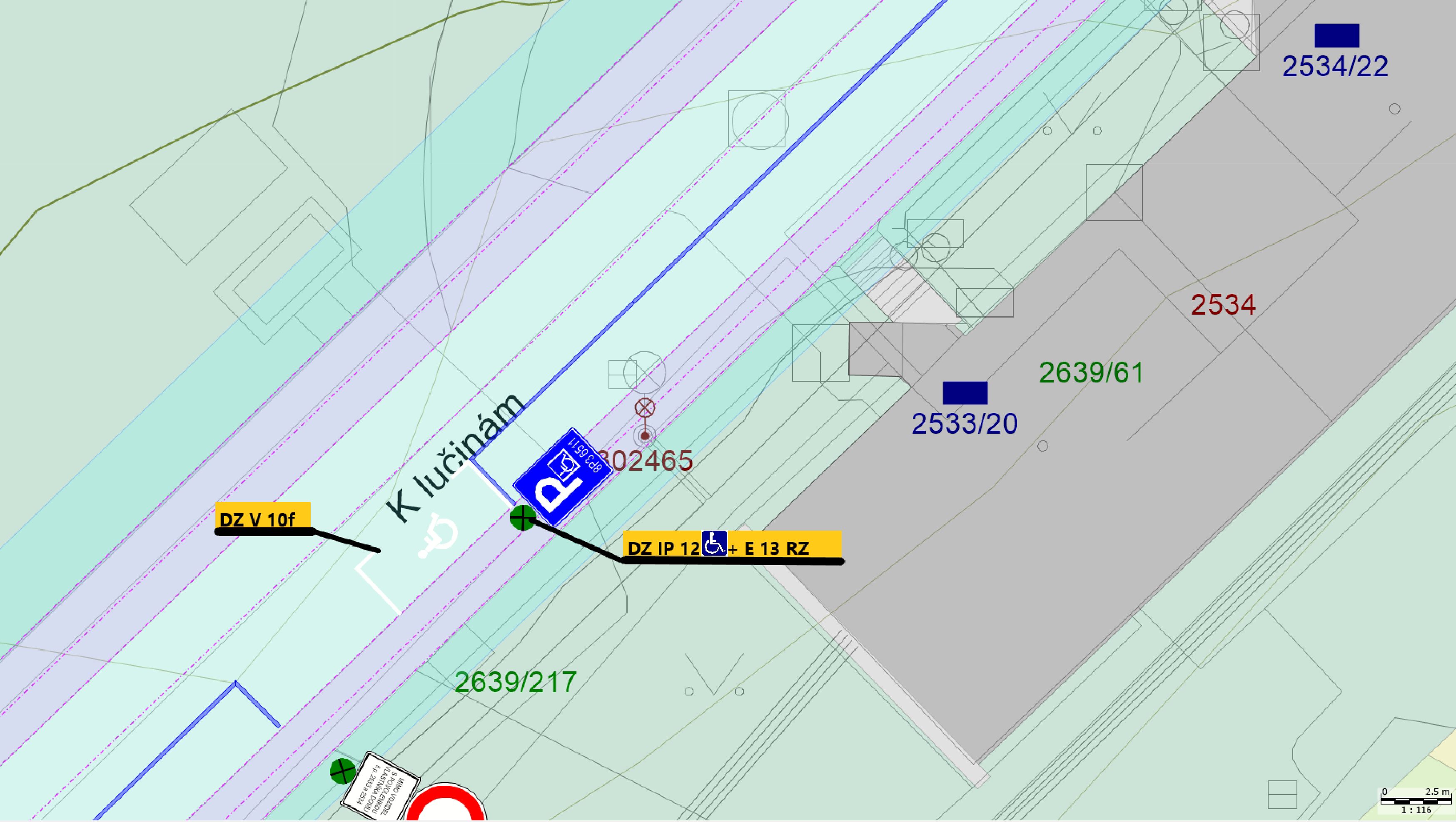 Situační nákres dopravního značení v ulici K lučinám. Zobrazeny jsou parcely č. 2534, 2534/22, 2533/20, 2639/61 a 2639/217. V plánu je vyznačeno umístění dopravního značení: DZ V 10f (vodorovné značení) a DZ IP 12 (parkoviště) s dodatkovou tabulkou E 13 RZ (vyhrazené parkoviště pro invalidy). Dále je v mapě uvedeno číslo 302465 a měřítko 1:116.