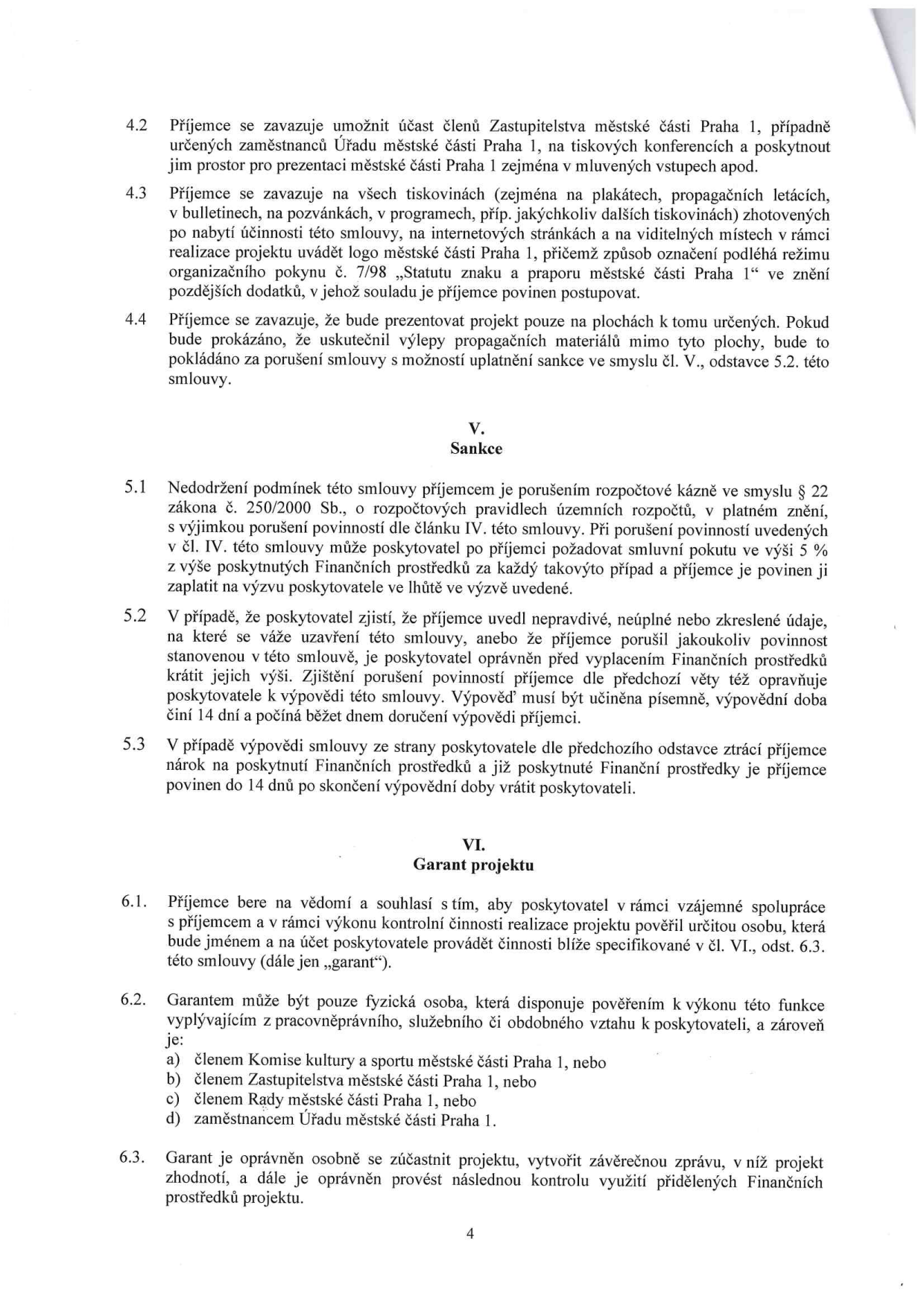 Strana 4 smlouvy obsahující články 4.2 až 6.3. Článek 4 se týká povinností příjemce (prezentace, logo, umístění). Článek V (Sankce) definuje následky porušení smlouvy, včetně smluvní pokuty 5 % a možnosti vypovězení smlouvy. Článek VI (Garant projektu) specifikuje roli garanta, kterým může být pouze fyzická osoba s vazbou na městskou část Praha 1 (člen komise, zastupitel, radní nebo zaměstnanec úřadu), a vymezuje jeho pravomoci při kontrole a hodnocení projektu.