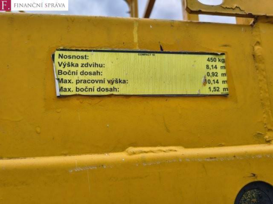 Informační štítek stroje (model Compact 10) s technickými parametry: Nosnost: 450 kg, Výška zdvihu: 8,14 m, Boční dosah: 0,92 m, Max. pracovní výška: 10,14 m, Max. boční dosah: 1,52 m.