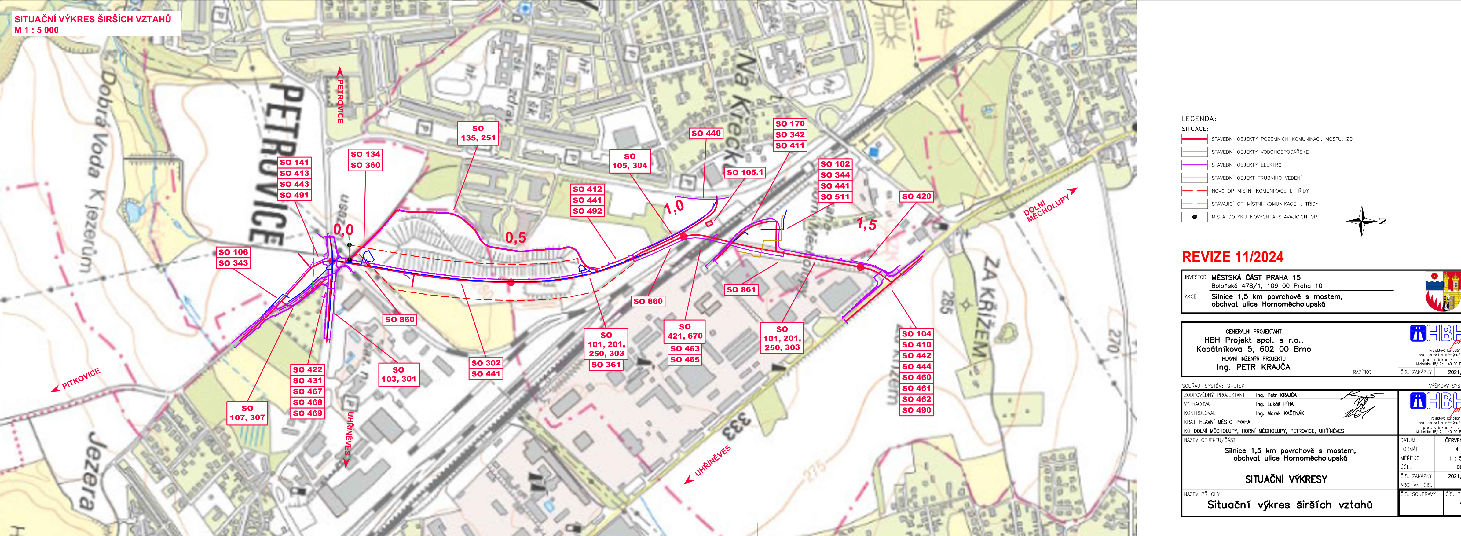 Situační výkres širších vztahů (M 1:5000) pro stavbu 'Silnice 1,5 km povrchově s mostem, obchvat ulice Hornoměcholupská'. Dokument obsahuje mapu oblasti mezi Petrovicemi, Uhříněvsí a Dolními Měcholupy s vyznačenými stavebními objekty (SO) a jejich čísly. Revize 11/2024. Investor: Městská část Praha 15. Generální projektant: HBH Projekt spol. s r.o., Brno. Hlavní inženýr projektu: Ing. Petr Krajča. Legenda rozlišuje objekty pozemních komunikací, mostů, vodohospodářské, elektro, trubní vedení a nové/stávající místní komunikace.