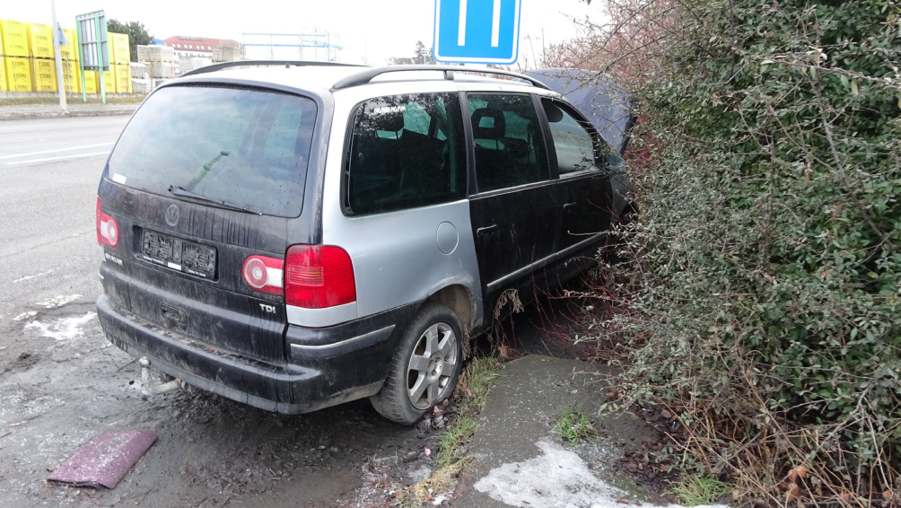 Fotografie havarovaného vozidla na pozemku, pravděpodobně jako součást dokumentace k řešené události nebo stavu pozemku.