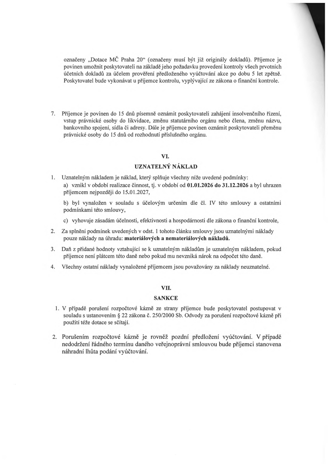 Výňatek ze smlouvy o poskytnutí dotace. Obsahuje podmínky pro příjemce dotace: povinnost umožnit kontrolu účetních dokladů po dobu 5 let, povinnost oznámit do 15 dnů zahájení insolvenčního řízení, změnu statutárního orgánu, názvu či adresy. Článek VI. 'Uznatelný náklad': podmínky pro uznatelnost nákladů (období 01.01.2026 – 31.12.2026, úhrada do 15.01.2027, soulad s účelem, zásady hospodárnosti, materiálové a nemateriálové náklady, DPH). Článek VII. 'Sankce': postup při porušení rozpočtové kázně dle zákona č. 250/2000 Sb. a důsledky pozdního předložení vyúčtování.