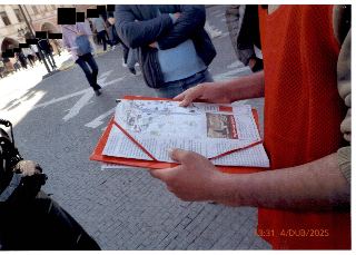 Turistická mapa a leták v červené desce, obsahující texty, turistickou mapu s vyznačenými trasami, reklamní leták s fotografií a nadpisem 'Hop-On Hop-Off 24 hr…