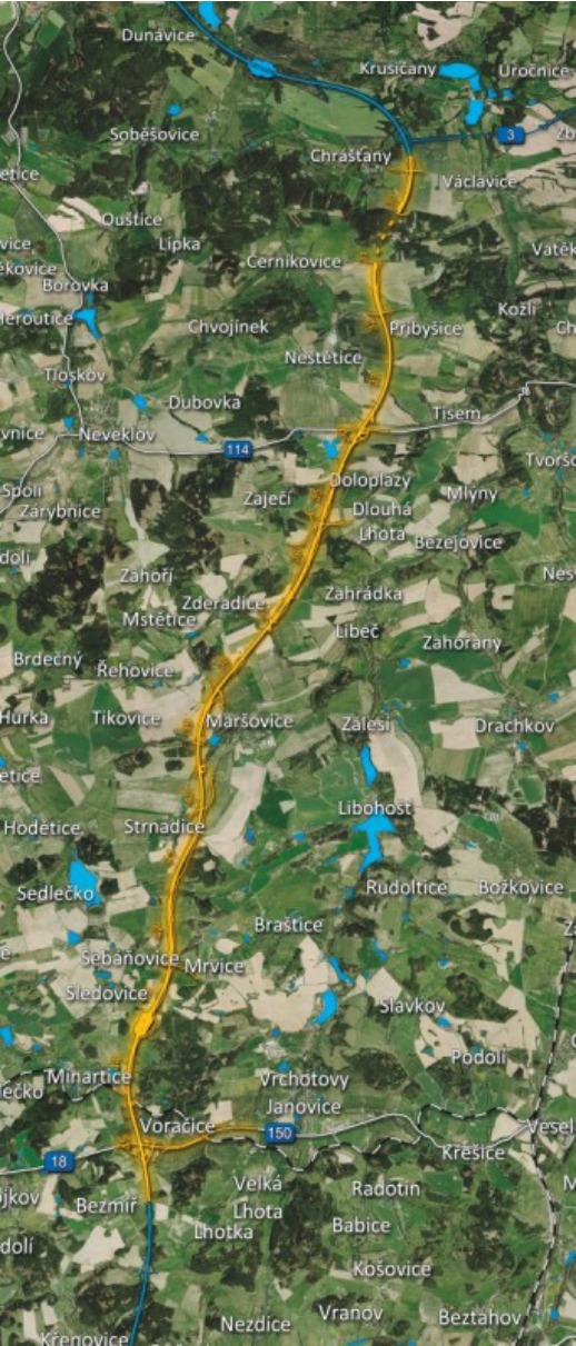 Ortofoto mapa znázorňující trasu plánované stavby (vyznačenou žlutou barvou) v oblasti mezi obcemi Chrášťany a Voračice. Na mapě jsou vyznačeny následující obce a lokality: Dunávice, Krusičany, Uročnice, Soběšovice, Chrášťany, Václavice, Ouštice, Lipka, Černikovice, Borovka, Přibyšice, Kozlí, Tloskov, Nestetice, Dubovka, Neveklov, Tisem, Tvoršovice, Zaječí, Doloplazy, Mlýny, Dlouhá Lhota, Bezejovice, Záhoří, Zderadice, Mstětice, Zahrádka, Libeč, Zahorany, Brdečný, Řehovice, Maršovice, Zálesí, Drachkov, Hůrka, Tikovice, Strnadice, Libohost, Hodětice, Sedlečko, Rudoltice, Božkovice, Sebanovice, Mrvice, Braštice, Slavkov, Sledovice, Minartice, Voračice, Vrchotovy Janovice, Podolí, Bezmír, Velká Lhota, Lhotka, Radotin, Babice, Košovice, Křenovice, Nezdice, Vranov, Beztahov. Dále jsou na mapě vyznačeny silnice č. 3, 114, 150 a 18.
