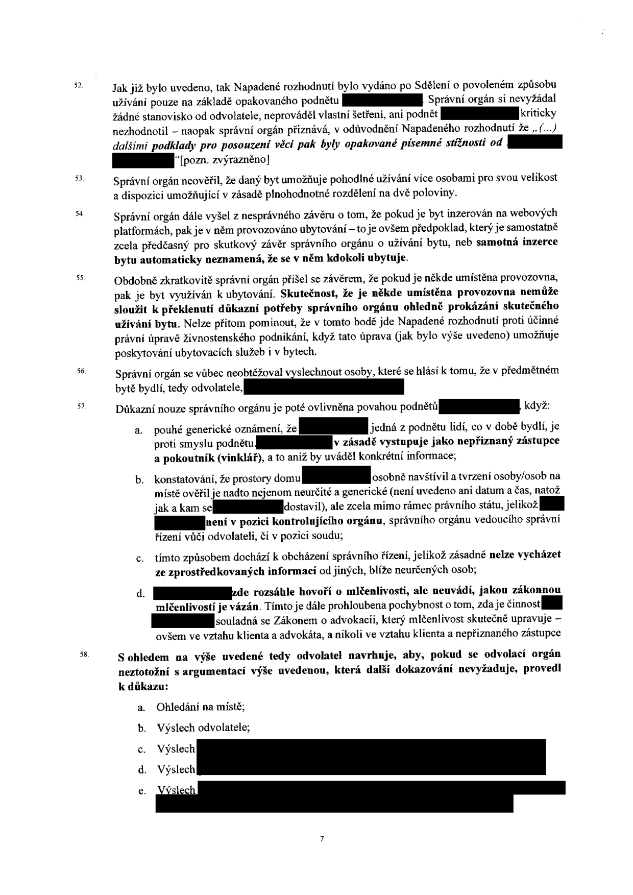 Strana 7 právního dokumentu (odvolání), obsahující body 52 až 58. Text kritizuje postup správního orgánu, který podle odvolatele nevycházel z dostatečných podkladů, neověřil užívání bytu, nevyslechl svědky a pochybil v dokazování. Odvolatel navrhuje další dokazování: a) Ohledání na místě, b) Výslech odvolatele, c) Výslech [začerněno], d) Výslech [začerněno], e) Výslech [začerněno].
