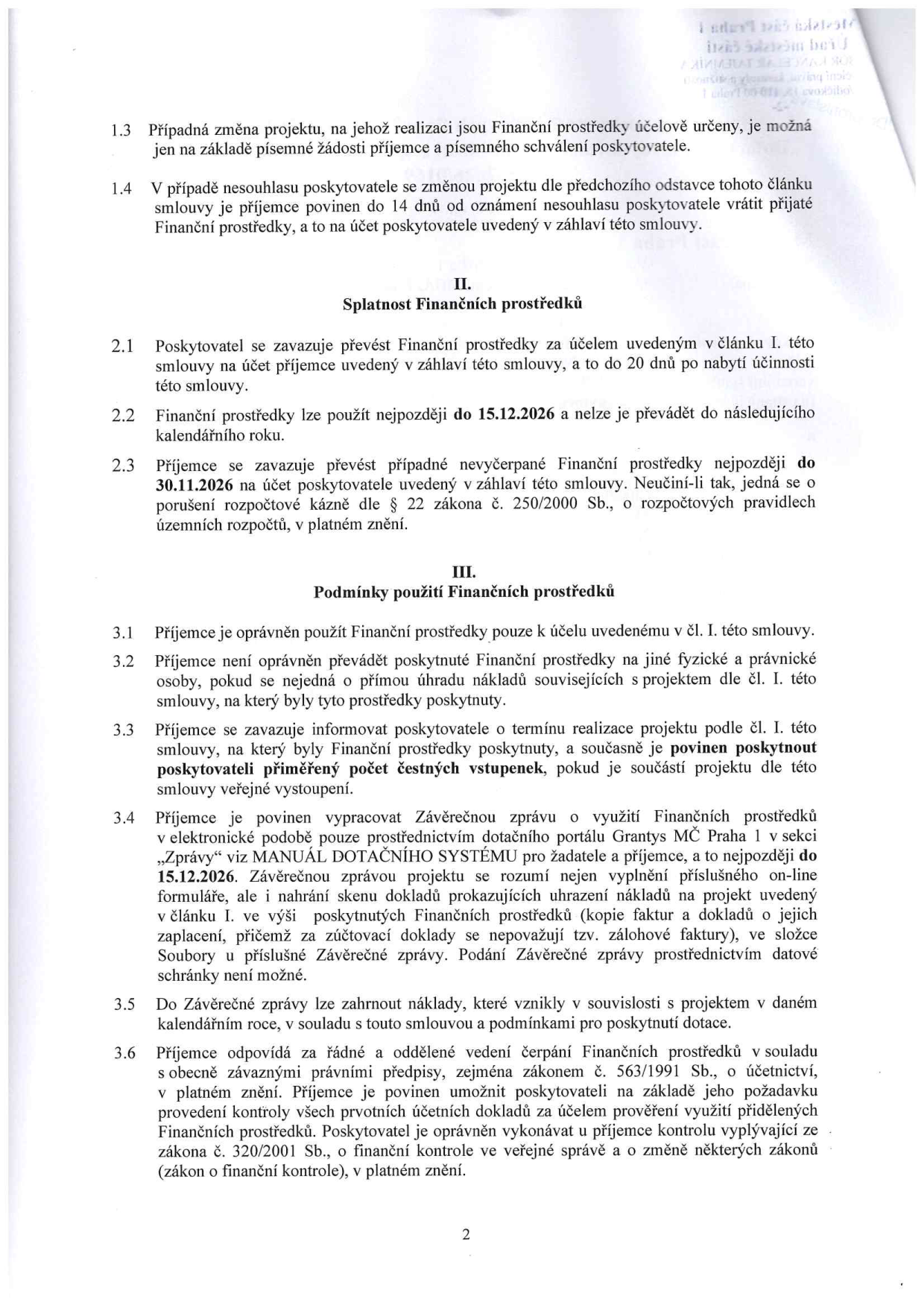 Strana 2 smlouvy o poskytnutí dotace. Obsahuje články: 1.3 Změna projektu možná jen písemně. 1.4 Povinnost vrátit prostředky při nesouhlasu poskytovatele. II. Splatnost finančních prostředků: 2.1 Převod prostředků do 20 dnů od účinnosti. 2.2 Prostředky lze použít do 15.12.2026. 2.3 Nevyčerpané prostředky vrátit do 30.11.2026. III. Podmínky použití finančních prostředků: 3.1 Použití pouze k účelu smlouvy. 3.2 Zákaz převodu na jiné osoby. 3.3 Povinnost informovat o termínu a poskytnout čestné vstupenky. 3.4 Povinnost vypracovat Závěrečnou zprávu přes dotační portál Grantys MČ Praha 1 do 15.12.2026 včetně dokladů o zaplacení. 3.5 Náklady musí vzniknout v daném roce. 3.6 Povinnost řádného vedení účetnictví a umožnění kontroly dle zákona č. 320/2001 Sb.