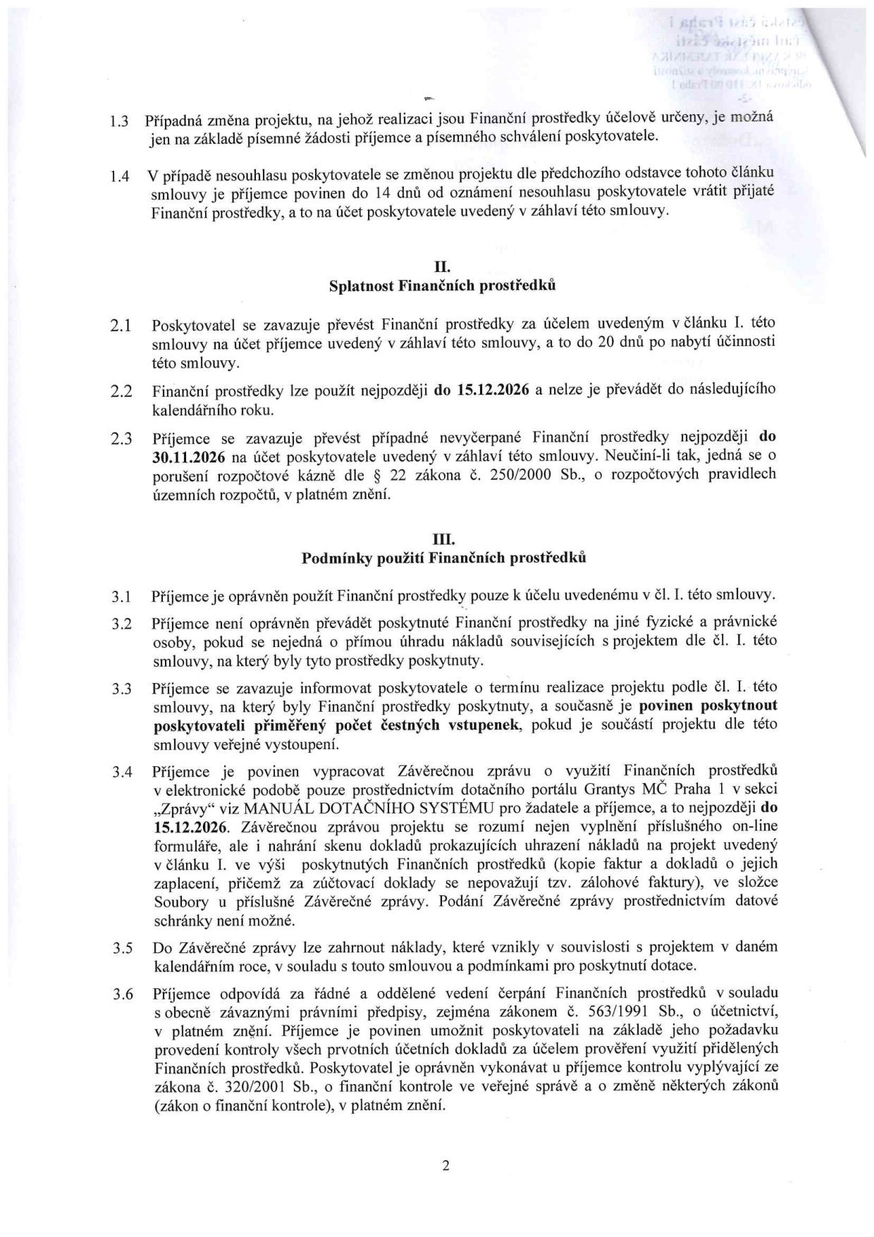 Strana 2 smlouvy o poskytnutí finančních prostředků. Obsahuje články: 1.3 (změna projektu), 1.4 (nesouhlas se změnou), II. Splatnost finančních prostředků (2.1 převod prostředků do 20 dnů, 2.2 použití do 15.12.2026, 2.3 vrácení nevyčerpaných prostředků do 30.11.2026), III. Podmínky použití finančních prostředků (3.1 účelové určení, 3.2 zákaz převodu na jiné osoby, 3.3 povinnost informovat o realizaci a poskytnout vstupenky, 3.4 povinnost vypracovat Závěrečnou zprávu přes dotační portál MČ Praha 1 do 15.12.2026 včetně dokladů, 3.5 uznatelnost nákladů, 3.6 vedení účetnictví a umožnění kontroly dle zákona č. 320/2001 Sb.).