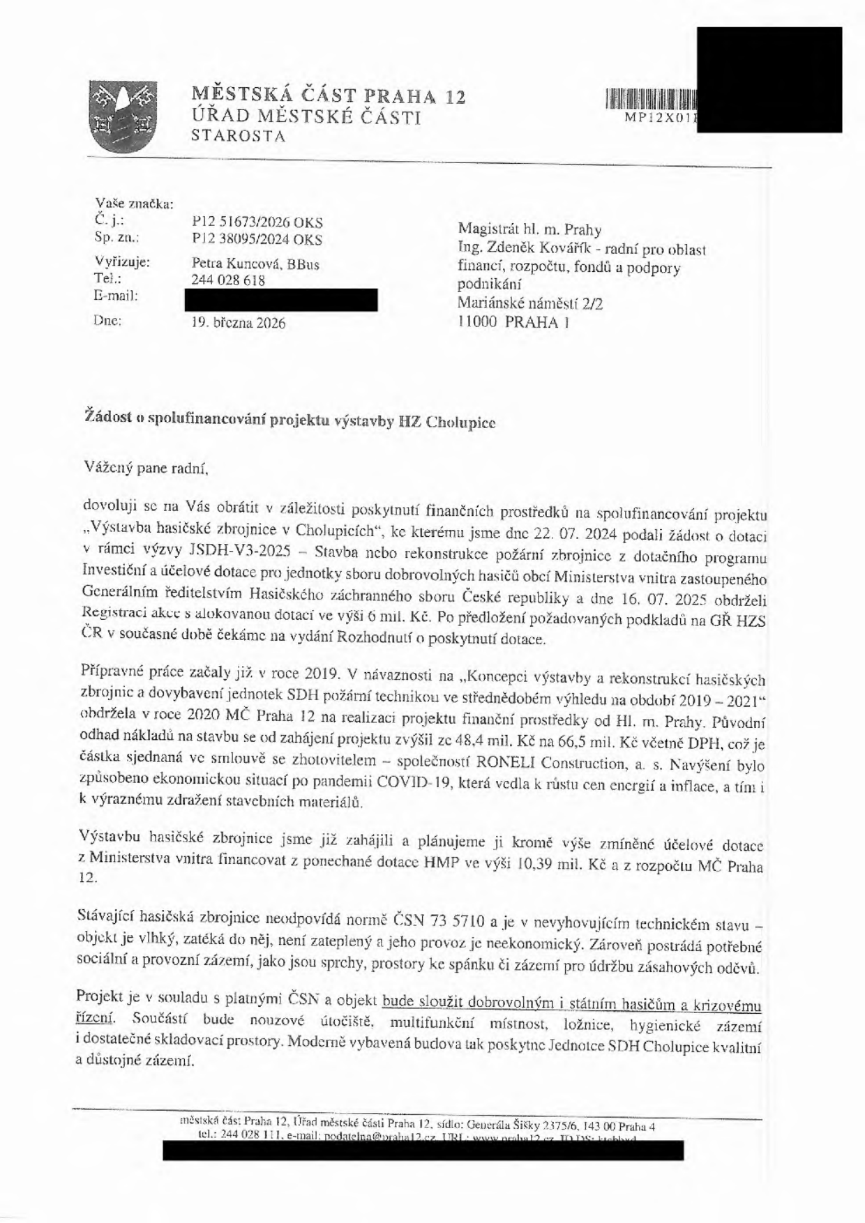 Úřední dopis Městské části Praha 12 ze dne 19. března 2026 adresovaný Magistrátu hl. m. Prahy (k rukám Ing. Zdeňka Kováříka). Předmětem je žádost o spolufinancování projektu 'Výstavba hasičské zbrojnice v Cholupicích'. Dokument uvádí, že původní odhad nákladů 48,4 mil. Kč vzrostl na 66,5 mil. Kč v důsledku inflace a pandemie COVID-19. Projekt je financován z dotace Ministerstva vnitra (6 mil. Kč), dotace HMP (10,39 mil. Kč) a rozpočtu MČ Praha 12. Důvodem stavby je nevyhovující technický stav stávající budovy (vlhkost, absence zateplení, chybějící zázemí). Nová budova bude sloužit dobrovolným i státním hasičům a krizovému řízení.