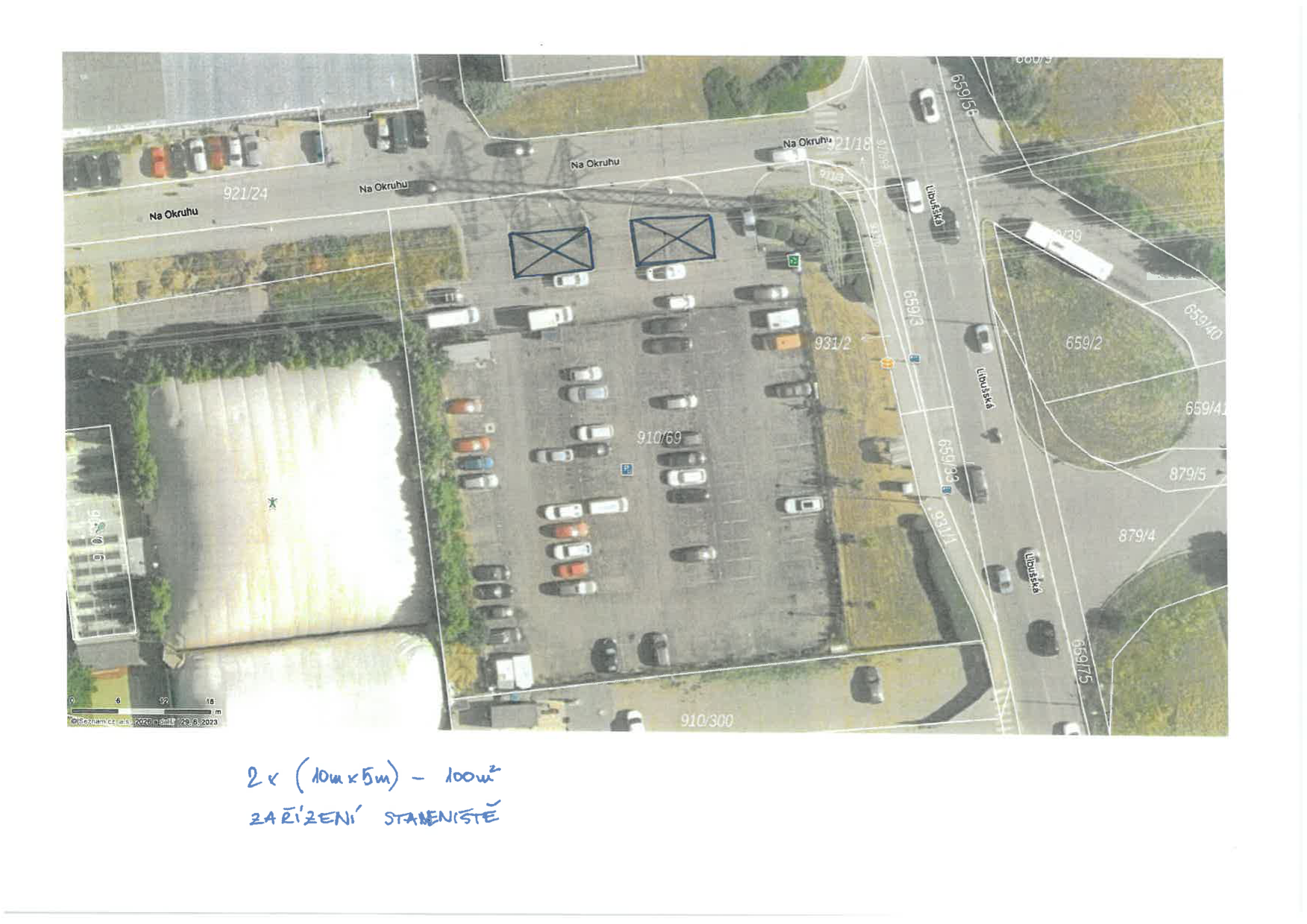 Ortofoto snímek parkoviště s vyznačeným plánovaným umístěním zařízení staveniště.