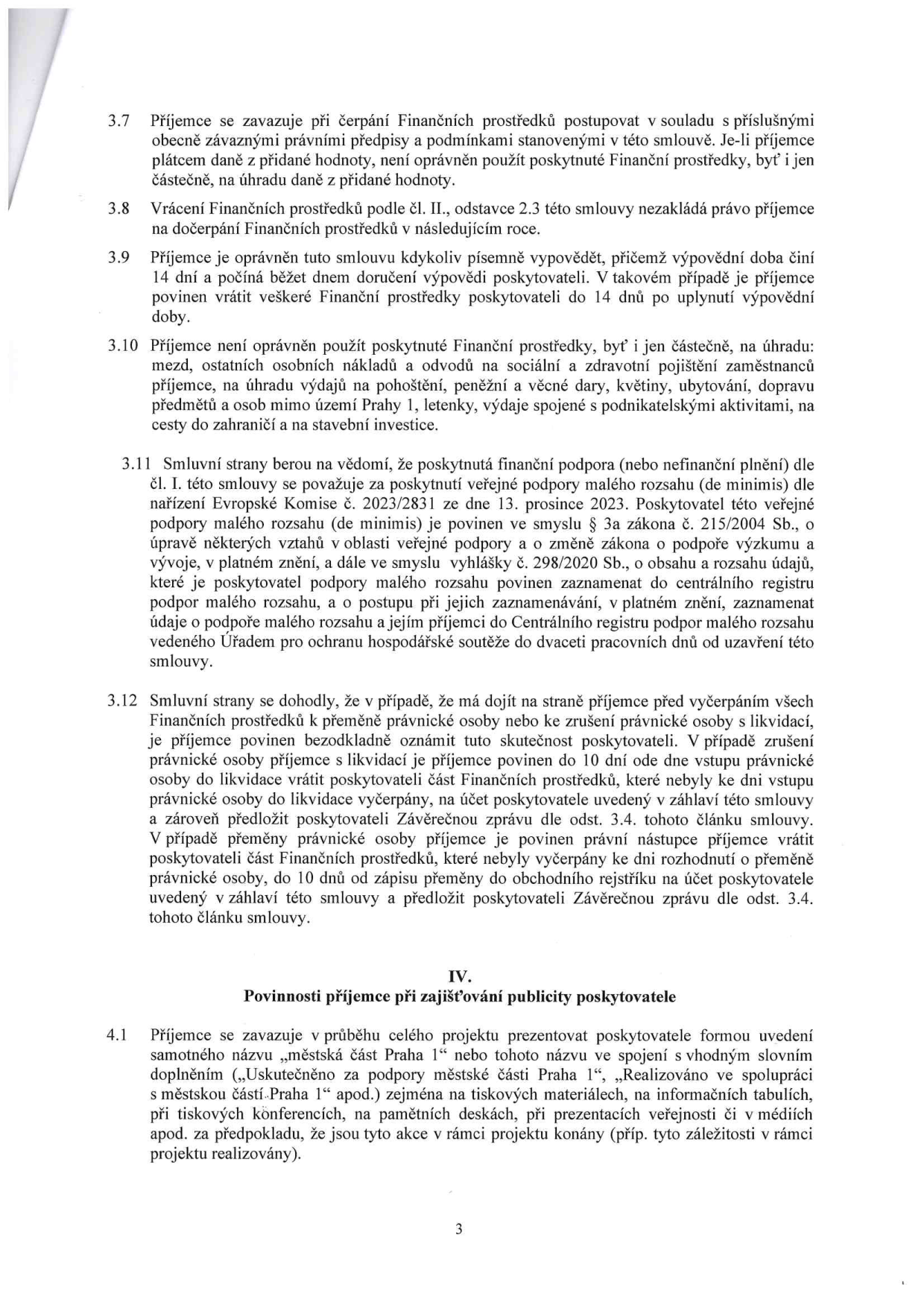 Strana 3 smlouvy obsahující body 3.7 až 4.1. Body zahrnují: 3.7 Zákaz použití prostředků na DPH. 3.8 Vrácení prostředků nezakládá právo na další v následujícím roce. 3.9 Možnost výpovědi smlouvy příjemcem s 14denní výpovědní lhůtou. 3.10 Seznam výdajů, na které nelze prostředky použít (mzdy, pohoštění, dary, květiny, ubytování, doprava mimo Prahu 1, letenky, podnikatelské aktivity, stavební investice). 3.11 Informace o veřejné podpoře malého rozsahu (de minimis) a zápisu do centrálního registru. 3.12 Postup při přeměně nebo zrušení právnické osoby příjemce. Článek IV. bod 4.1: Povinnosti příjemce při zajišťování publicity poskytovatele (prezentace názvu 'městská část Praha 1' na tiskovinách, informačních tabulích, konferencích atd.).
