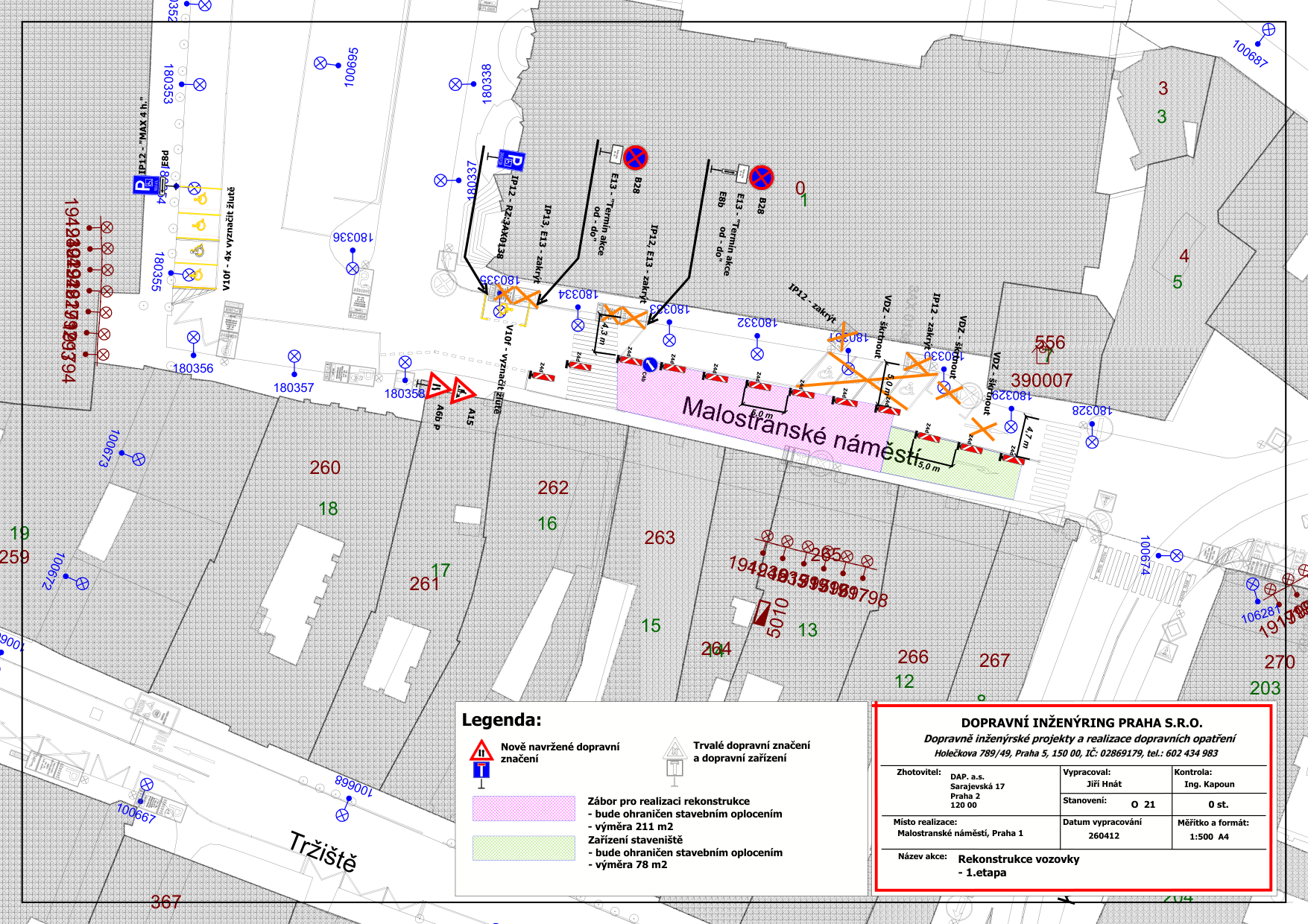 Situační plán dopravního značení pro rekonstrukci vozovky na Malostranském náměstí v Praze (1. etapa). Plán obsahuje zakreslení dopravního značení (zákazové značky B28, parkovací značky IP12, IP13, E13, vodorovné značení V10f), vymezení záboru pro rekonstrukci (211 m2) a zařízení staveniště (78 m2). V pravém dolním rohu je razítko: DOPRAVNÍ INŽENÝRING PRAHA S.R.O., Holečkova 789/49, Praha 5, IČ: 02869179. Zhotovitel: DAP, a.s., Sarajevská 17, Praha 2. Místo realizace: Malostranské náměstí, Praha 1. Datum vypracování: 260412. Název akce: Rekonstrukce vozovky - 1. etapa.