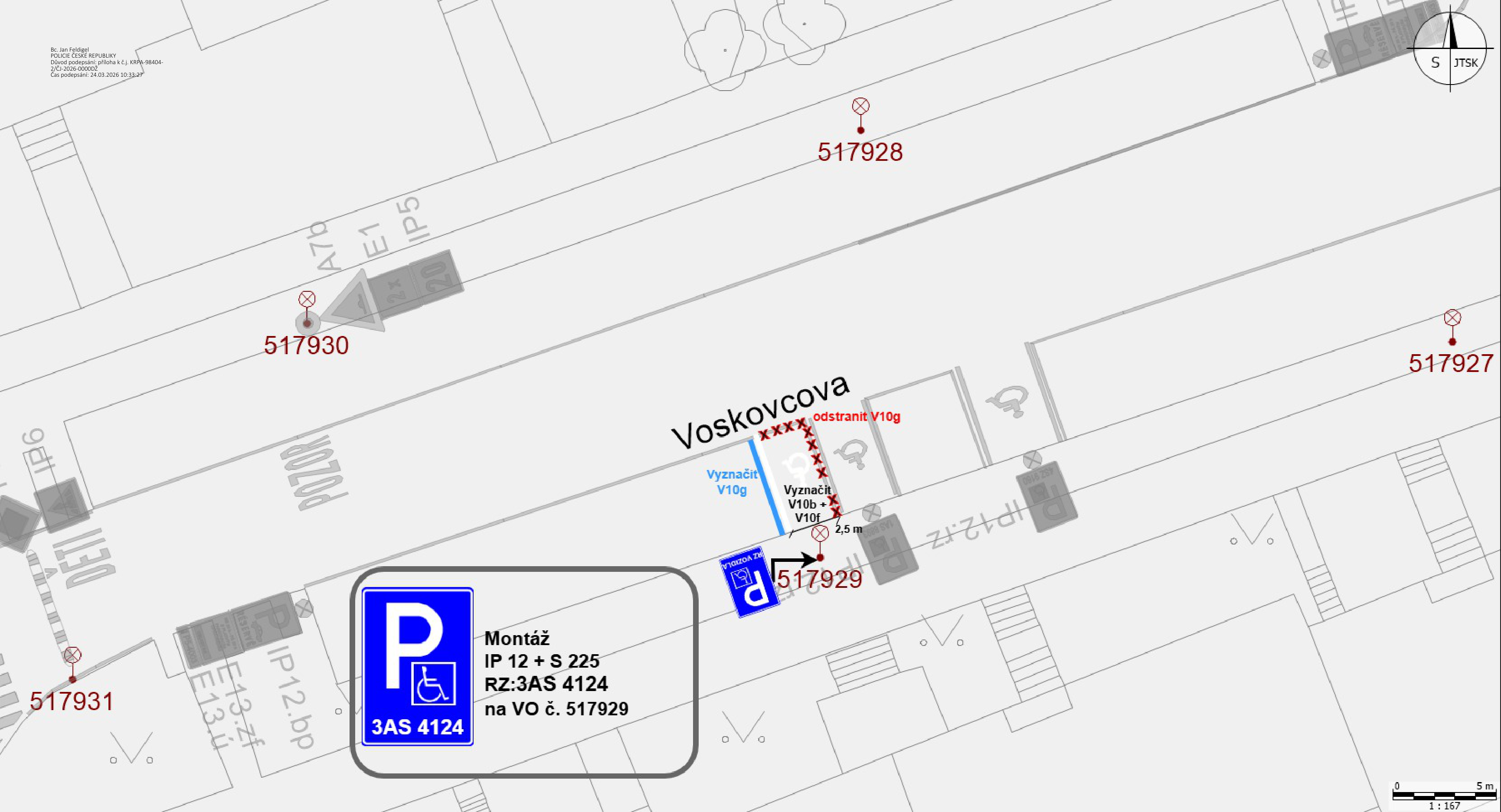 Situační nákres dopravního značení na ulici Voskovcova se zaměřením na vyznačení parkovacího místa pro tělesně postižené.