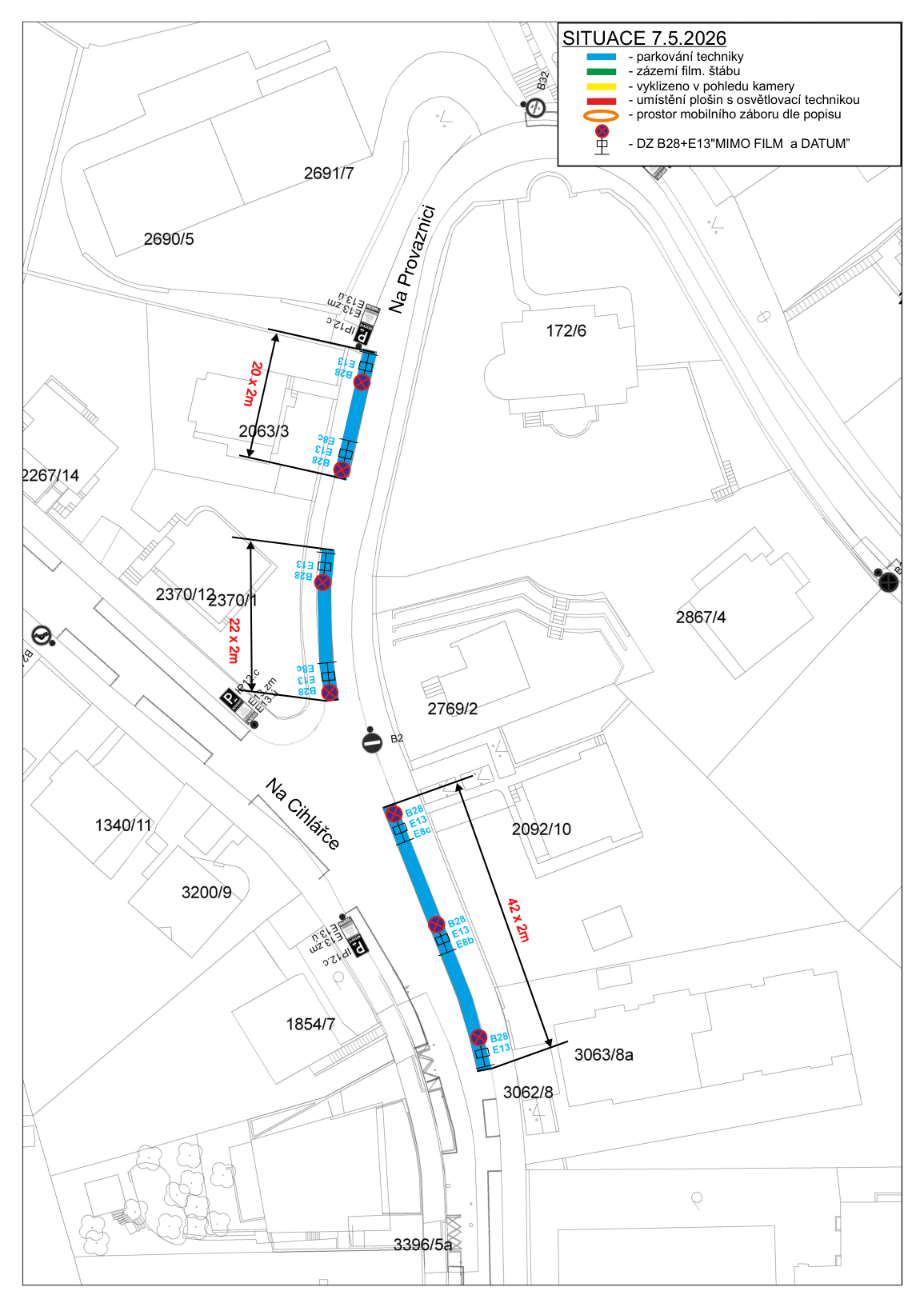 Situační nákres dopravního značení pro filmové natáčení dne 7.5.2026. Legenda: modrá barva - parkování techniky, zelená barva - zázemí film. štábu, žlutá barva - vyklizeno v pohledu kamery, červená barva - umístění plošin s osvětlovací technikou, oranžový kroužek - prostor mobilního záboru dle popisu, značka B28+E13 - 'MIMO FILM a DATUM'. Mapa zobrazuje ulice 'Na Provaznici' a 'Na Cihlářce' s vyznačenými úseky záborů o rozměrech 20x2m, 22x2m a 42x2m a čísly parcel (např. 2691/7, 172/6, 2092/10, 3063/8a).