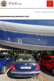 Fotodokumentace vraku vozidla ze dne 23. 9. 2026. Dokument obsahuje dvě fotografie modrého osobního automobilu značky Volkswagen Passat s registrační značkou E…