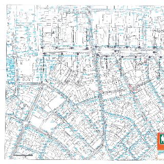 Katastrální mapa nebo situační plán území s vyznačenými parcelními čísly, budovami, silnicemi a liniovými úseky, obsahující textová označení parcel (např. 1006…