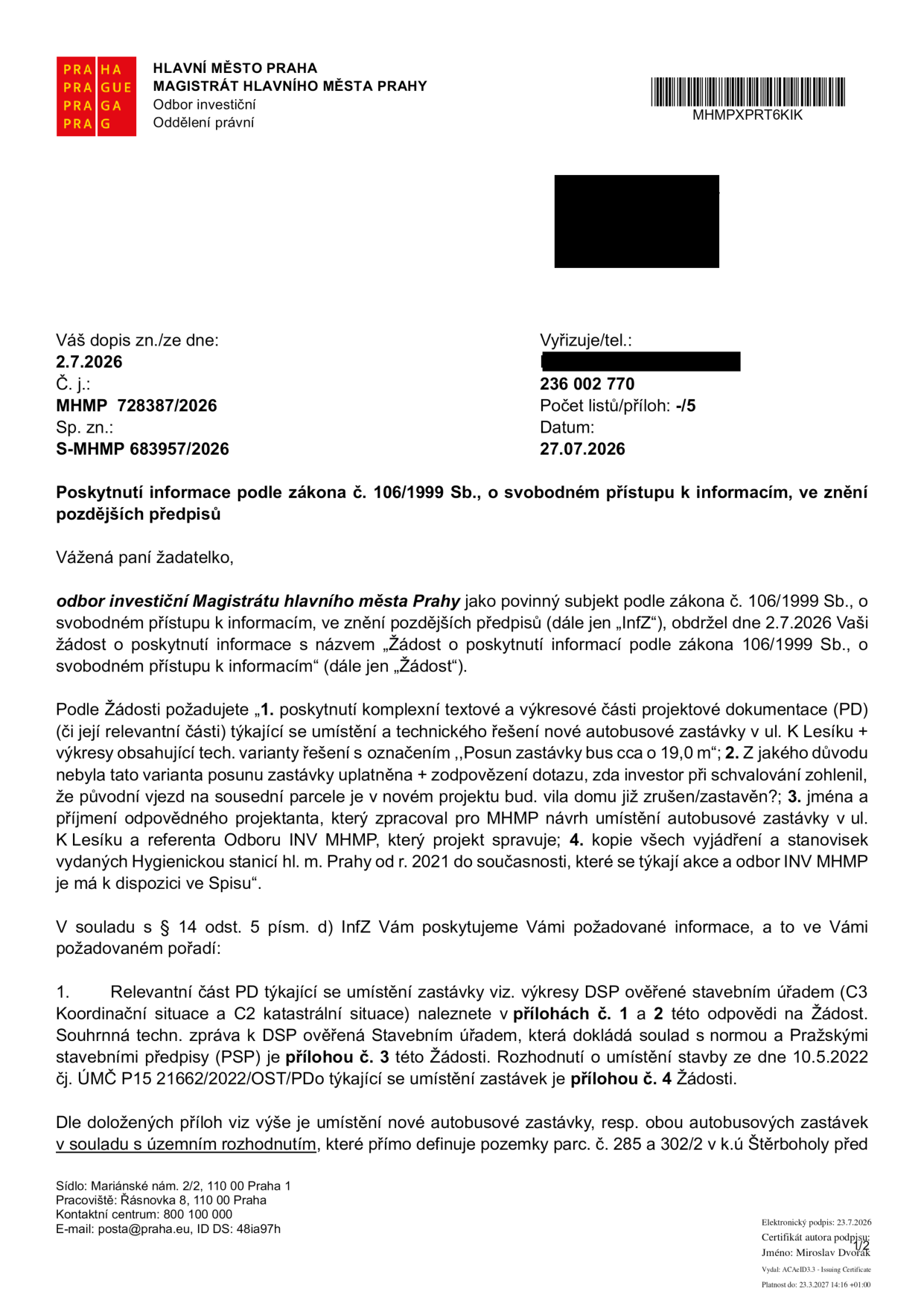 Úřední dopis Magistrátu hlavního města Prahy (Odbor investiční) ze dne 27.07.2026, č. j. MHMP 728387/2026, reagující na žádost o informace podle zákona č. 106/1999 Sb. Předmětem je poskytnutí informací k umístění a technickému řešení nové autobusové zastávky v ul. K Lesíku. Dopis obsahuje vyjádření k projektové dokumentaci (přílohy č. 1-4: C3 Koordinační situace, C2 Katastrální situace, Souhrnná technická zpráva, Rozhodnutí o umístění stavby č. j. ÚMČ P15 21662/2022/OST/PDo ze dne 10.5.2022). Uvádí, že umístění zastávek je v souladu s územním rozhodnutím na pozemcích parc. č. 285 a 302/2 v k.ú. Štěrboholy.