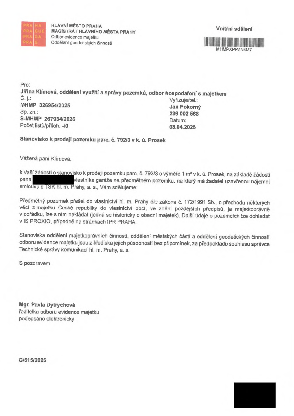 Vnitřní sdělení Magistrátu hlavního města Prahy, odboru evidence majetku, oddělení geodetických činností. Č. j.: MHMP 326954/2025, Sp. zn.: S-MHMP 267934/2025, datum 08.04.2025. Předmět: Stanovisko k prodeji pozemku parc. č. 792/3 v k. ú. Prosek. Dokument se týká žádosti o prodej pozemku o výměře 1 m² v k. ú. Prosek, který je v majetku hl. m. Prahy a na kterém se nachází garáž žadatele. Stanovisko oddělení majetkoprávních činností, oddělení městských částí a oddělení geodetických činností je bez připomínek, za předpokladu souhlasu správce Technické správy komunikací hl. m. Prahy, a. s. Dokument podepsala Mgr. Pavla Dytrychová, ředitelka odboru evidence majetku.