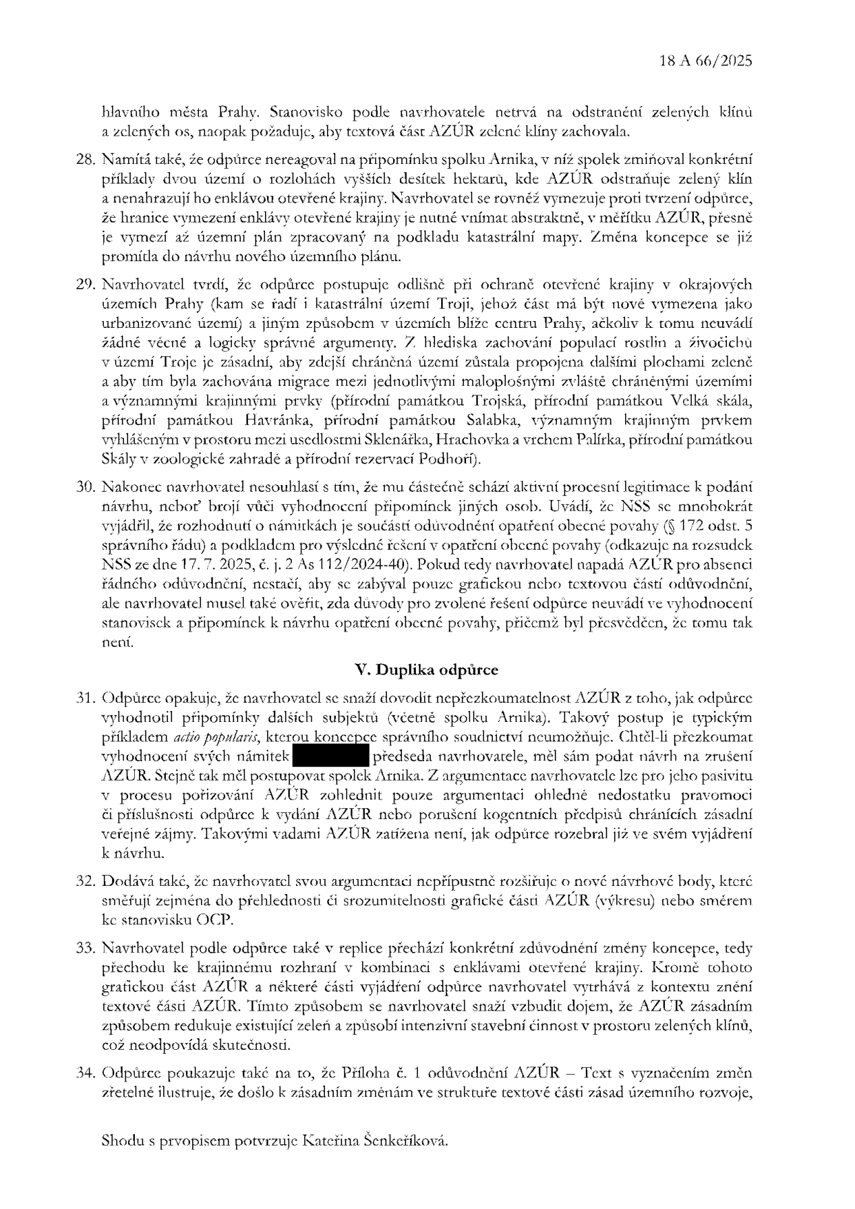Strana 18 A 66/2025 právního dokumentu (soudní spis). Obsahuje body 28 až 34. Bod 28: Námitka navrhovatele ohledně odstraňování zelených klínů v AZÚR. Bod 29: Argumentace navrhovatele k ochraně otevřené krajiny v Troji a propojení chráněných území (Havránka, Salabka, Sklenářka, Hrachovka, Podhoří). Bod 30: Procesní legitimace navrhovatele a odkaz na judikaturu NSS (12 As 112/2024-40). Bod 31: Duplika odpůrce, vyjádření k aktivitám spolku Arnika a actio popularis. Bod 32: Námitka odpůrce k rozšiřování návrhových bodů. Bod 33: Argumentace odpůrce ke změně koncepce a krajinnému rozhraní. Bod 34: Odkaz odpůrce na Přílohu č. 1 (odůvodnění AZÚR). Dokument je podepsán Kateřinou Šenkeříkovou.