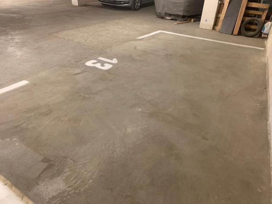 Fotografie parkovacího stání č. 13 v garážových prostorech.