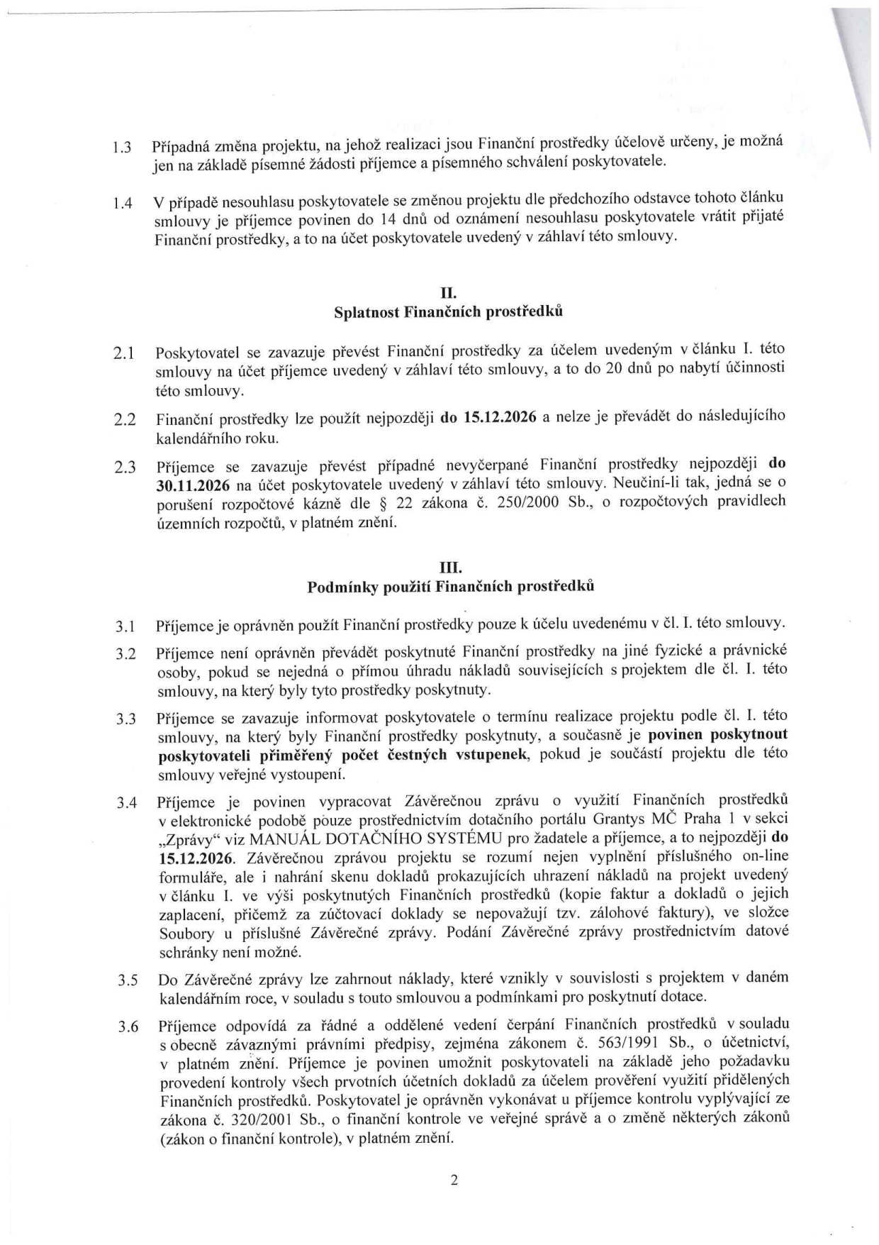 Strana 2 smlouvy o poskytnutí finančních prostředků. Obsahuje body: 1.3 (změna projektu), 1.4 (nesouhlas poskytovatele), II. Splatnost finančních prostředků (body 2.1-2.3, termíny 15.12.2026 a 30.11.2026), III. Podmínky použití finančních prostředků (body 3.1-3.6, povinnost podat Závěrečnou zprávu přes dotační portál Granty MČ Praha 1 do 15.12.2026, zmínka o zákonech č. 563/1991 Sb. a 320/2001 Sb.).