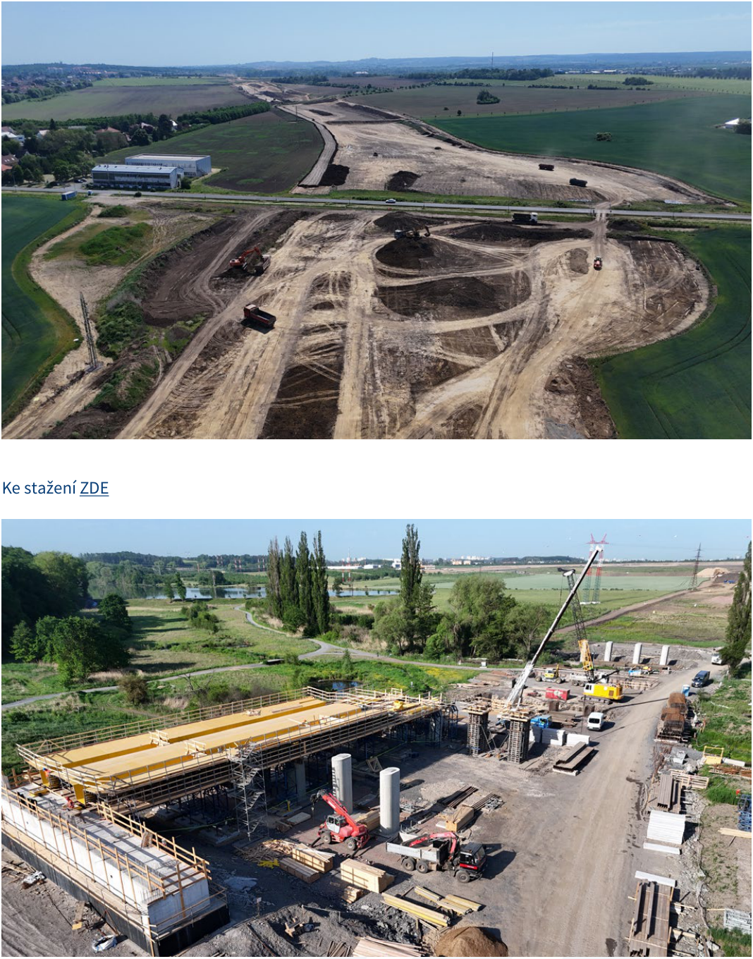 Fotografie z průběhu stavebních prací na dopravní infrastruktuře. Horní snímek zachycuje zemní práce a přípravu trasy v otevřené krajině, spodní snímek ukazuje výstavbu mostního objektu s použitím jeřábu a bednění. Pod horním obrázkem je textový odkaz: 'Ke stažení ZDE'.