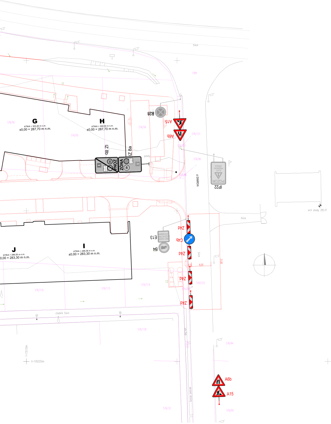 Koordinační výkres situace stavby s vyznačeným dopravním značením v okolí budov.
