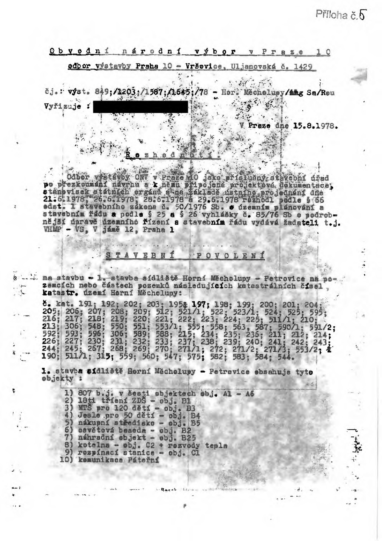 Úřední dokument: Stavební povolení vydané Obvodním národním výborem v Praze 10, odbor výstavby, dne 15. 8. 1978. Číslo jednací: výst. 849/1203/1587/1645/78. Předmětem je stavba sídliště Horní Měcholupy – Petrovice na pozemcích v katastrálním území Horní Měcholupy (seznam parcelních čísel: 191, 192, 202, 203, 195, 197, 198, 199, 200, 201, 204, 205, 206, 207, 208, 209, 512, 521/1, 522, 523/1, 524, 525, 595, 216, 217, 218, 219, 220, 221, 222, 223, 224, 225, 511/1, 210, 213, 306, 548, 550, 551, 553/1, 555-558, 563, 587, 590/1, 591/2, 592, 593, 596, 306, 589, 588, 215, 234, 235, 236, 211, 212, 214, 226, 227, 230, 231, 232, 233, 237, 238, 239, 240, 241, 242, 243, 244, 245, 267, 268, 269, 270, 271/1, 272, 271/2, 271/3, 553/2, 190, 511/1, 315, 559, 560, 547, 575, 582, 583, 584, 544). Stavba obsahuje objekty: 1) 807 b.j. v šesti objektech (A1-A6), 2) 18ti třídní ZDŠ (B1), 3) MTS pro 120 dětí (B3), 4) jesle pro 50 dětí (B4), 5) nákupní středisko (B5), 6) osvětová beseda (B2), 7) náhradní objekt (B25), 8) kotelna (C2 + rozvody tepla), 9) rozpínací stanice (C1), 10) komunikace Páteřní.