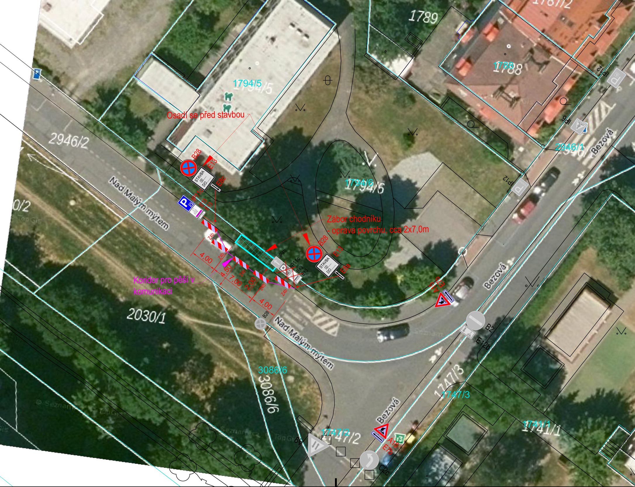 Situační nákres dopravního značení a záboru chodníku pro opravu povrchu. Zobrazená oblast zahrnuje ulice Nad Malým mýtem a Bezová. Texty v plánu: 'Osadí se před stavbou', 'Zábor chodníku - oprava povrchu, cca 2x7,0m', 'Koridor pro pěší v komunikaci'. V plánu jsou vyznačeny dopravní značky (B28, E13, Z4b, IP4b, IP11c, B2, E12b, A15, E7b, C2c) a rozměry (4,00; 4,50; 7,00; 2,00). Čísla parcel: 1794/5, 1794/6, 2946/2, 2030/1, 3086/6, 1747/2, 1747/3, 1741/1, 1788, 1789.