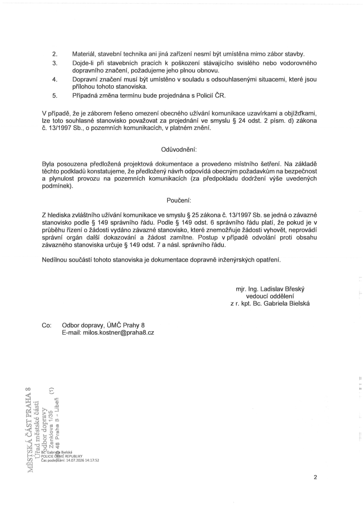 Druhá strana úředního stanoviska k dopravnímu značení. Obsahuje body 2-5 podmínek (zákaz umisťování materiálu mimo zábor, povinnost obnovy poškozeného značení, soulad s odsouhlasenými situacemi, projednání změn termínů s Policií ČR). Dále obsahuje odůvodnění (posouzení projektové dokumentace a místní šetření), poučení o právních předpisech (§ 149 správního řádu, § 25 zákona č. 13/1997 Sb.), informaci o tom, že součástí je dokumentace dopravně inženýrských opatření, a podpis mjr. Ing. Ladislava Břeského (zastoupeného Bc. Gabrielou Bielskou). Uveden kontakt na Odbor dopravy ÚMČ Praha 8 (e-mail: milos.kostner@praha8.cz) a razítko Městské části Praha 8 s adresou Zenklova 1/35, 180 48 Praha 8 - Libeň, datum podpisu 14.07.2026.