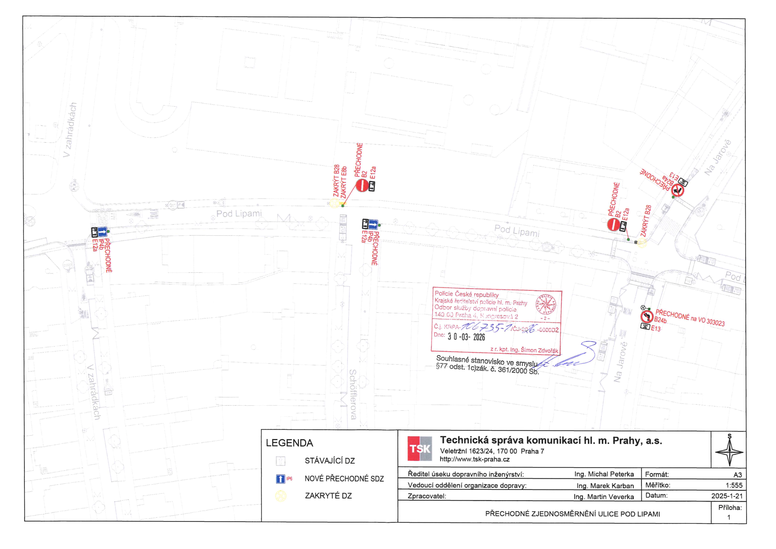 Situační nákres dopravního značení pro ulici Pod Lipami v Praze. Dokument obsahuje: 
- Název: PŘECHODNÉ ZJEDNOSMĚRNĚNÍ ULICE POD LIPAMI
- Legenda: STÁVAJÍCÍ DZ, NOVÉ PŘECHODNÉ SDZ, ZAKRYTÉ DZ
- Razítko: Policie České republiky, Krajské ředitelství policie hl. m. Prahy, Odbor služby dopravní policie, č.j. KRPA-106735-7/ČJ-2026-0000D2, datum 30-03-2026, podepsal kpt. Ing. Šimon Zdvořák.
- Informace o dokumentu: Technická správa komunikací hl. m. Prahy, a.s., Veletržní 1623/24, 170 00 Praha 7, www.tsk-praha.cz. Ředitel úseku dopravní inženýrství: Ing. Michal Peterka, Vedoucí oddělení organizace dopravy: Ing. Marek Karban, Zpracovatel: Ing. Martin Veverka. Formát: A3, Měřítko: 1:555, Datum: 2025-1-21, Příloha: 1.
- Popis značení v mapě: V ulicích Pod Lipami, V zahrádkách, Schöfflerova a Na Jarově jsou vyznačeny značky (např. IP4b, E12a, B2, B24b, E13) a jejich stav (zakryté, přechodné).