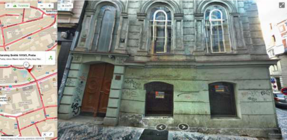 Obrázek obsahuje mapu a fotografii budovy na adrese Karoliny Světlé 1019/5, Praha. Na mapě je červeným špendlíkem označena poloha budovy v ulici Karoliny Světlé. Fotografie zachycuje historickou fasádu budovy s dřevěnými dveřmi a dvěma okny v přízemí, na kterých jsou umístěny informační cedule.