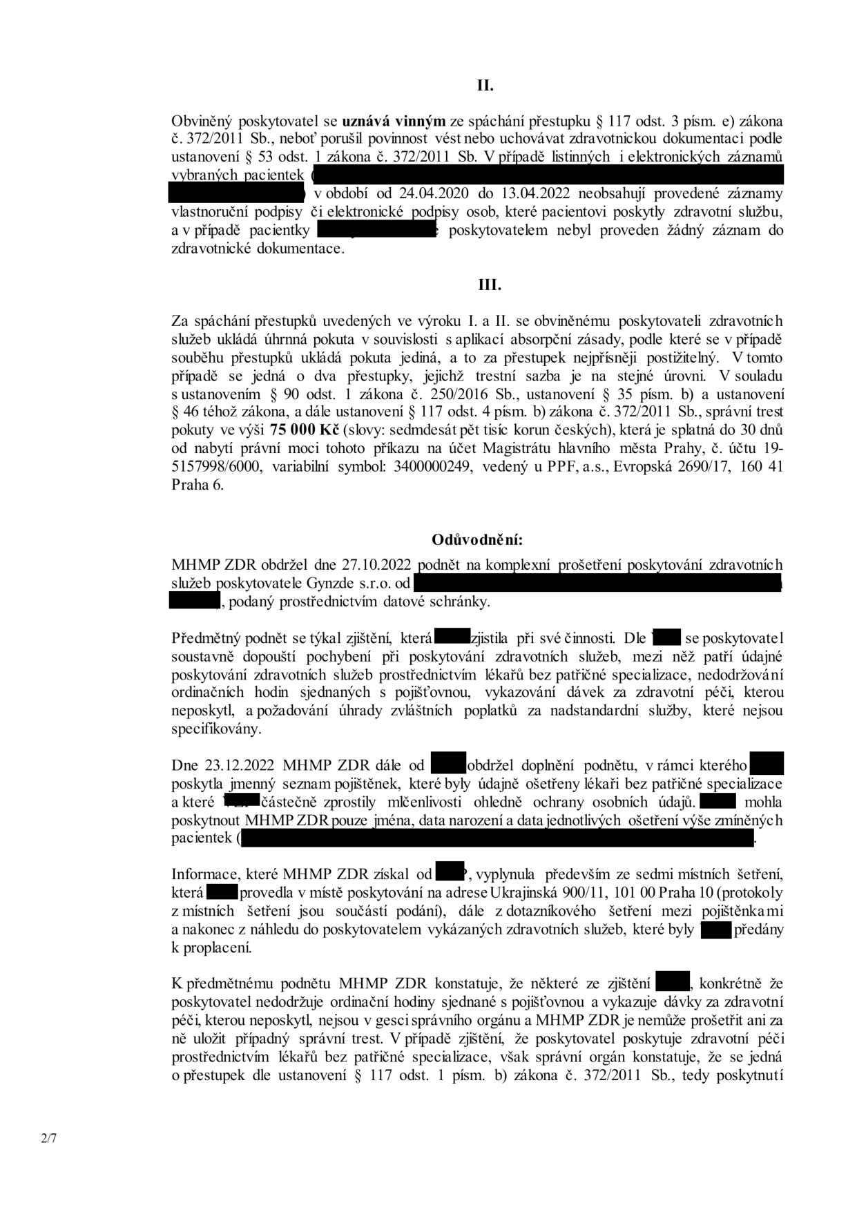Úřední dokument (strana 2/7) obsahující rozhodnutí o přestupku poskytovatele zdravotních služeb Gynzde s.r.o. Bod II: Poskytovatel uznán vinným z porušení povinnosti vést zdravotnickou dokumentaci v období 24.04.2020 – 13.04.2022 (chybějící podpisy, chybějící záznamy). Bod III: Uložena úhrnná pokuta 75 000 Kč splatná do 30 dnů na účet Magistrátu hlavního města Prahy (č.ú. 19-5157998/6000, VS 3400000249). Odůvodnění: MHMP ZDR obdržel 27.10.2022 podnět na komplexní šetření poskytovatele Gynzde s.r.o. (sídlo: Ukrajinská 900/11, Praha 10). Podnět se týkal pochybení při poskytování služeb (lékaři bez specializace, nedodržování ordinačních hodin, vykazování neposkytnuté péče).
