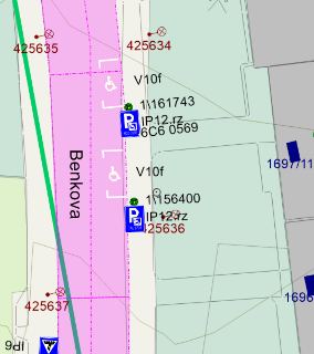 Situační plán/mapa ulice Benkova, zobrazující dopravní značení a parkovací místa pro vyhrazené parkování (invalidé - značky IP12.rz s texty 6C6 0569 a 7AL 0735…