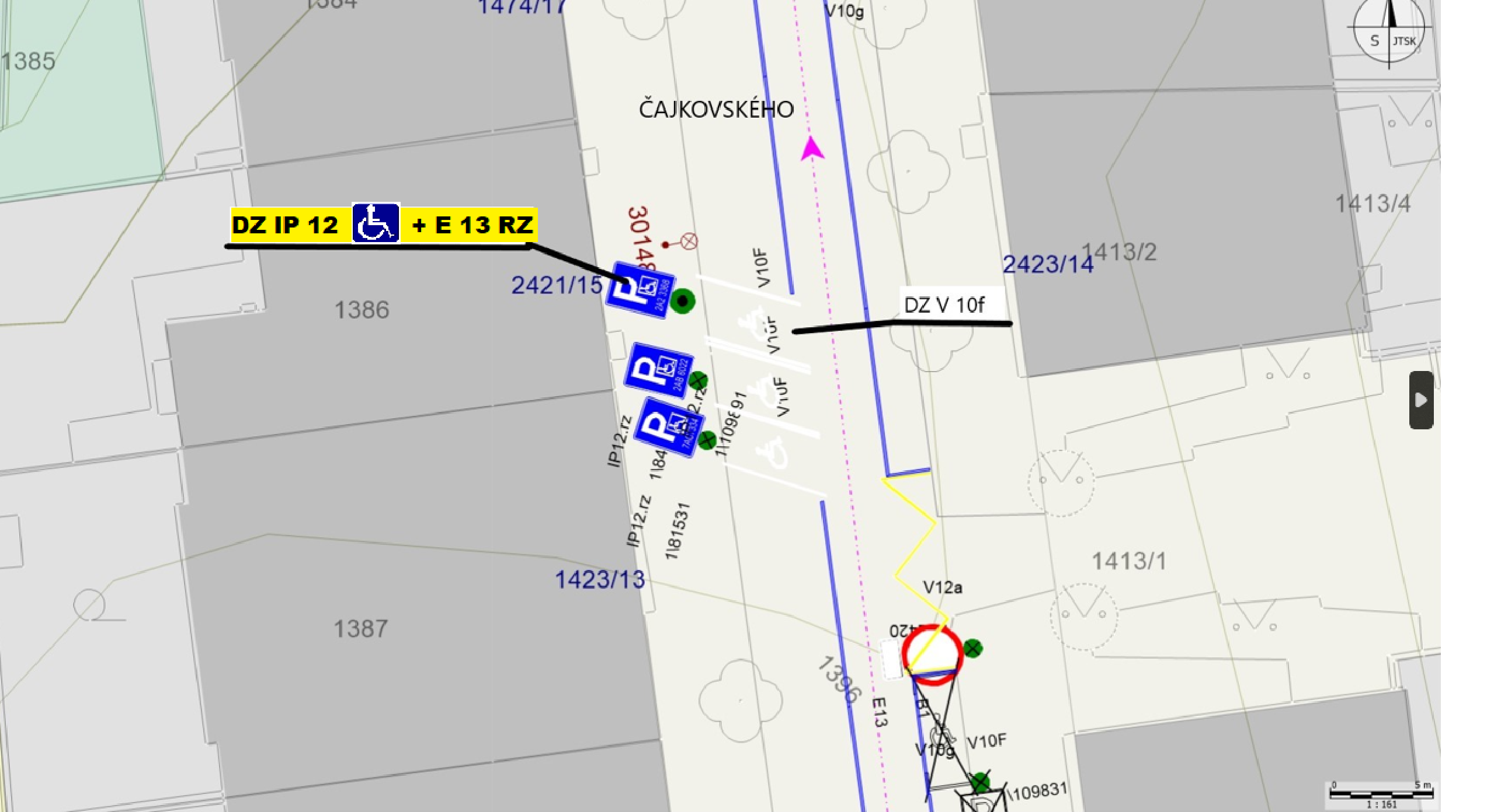 Situační nákres dopravního značení v ulici Čajkovského. Obsahuje značení parkovacích míst pro invalidy (DZ IP 12 + E 13 RZ), vodorovné dopravní značení (V10f, V12a) a čísla parcel (1385, 1386, 1387, 1413/1, 1413/2, 1413/4, 1423/13, 2421/15, 2423/14). V pravém horním rohu je značka severu (S JTSK).