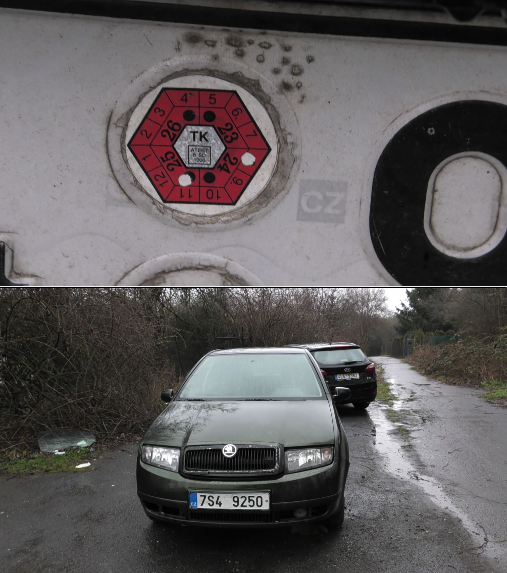 Fotografie automobilu a detail technické kontroly (TK) na registrační značce.