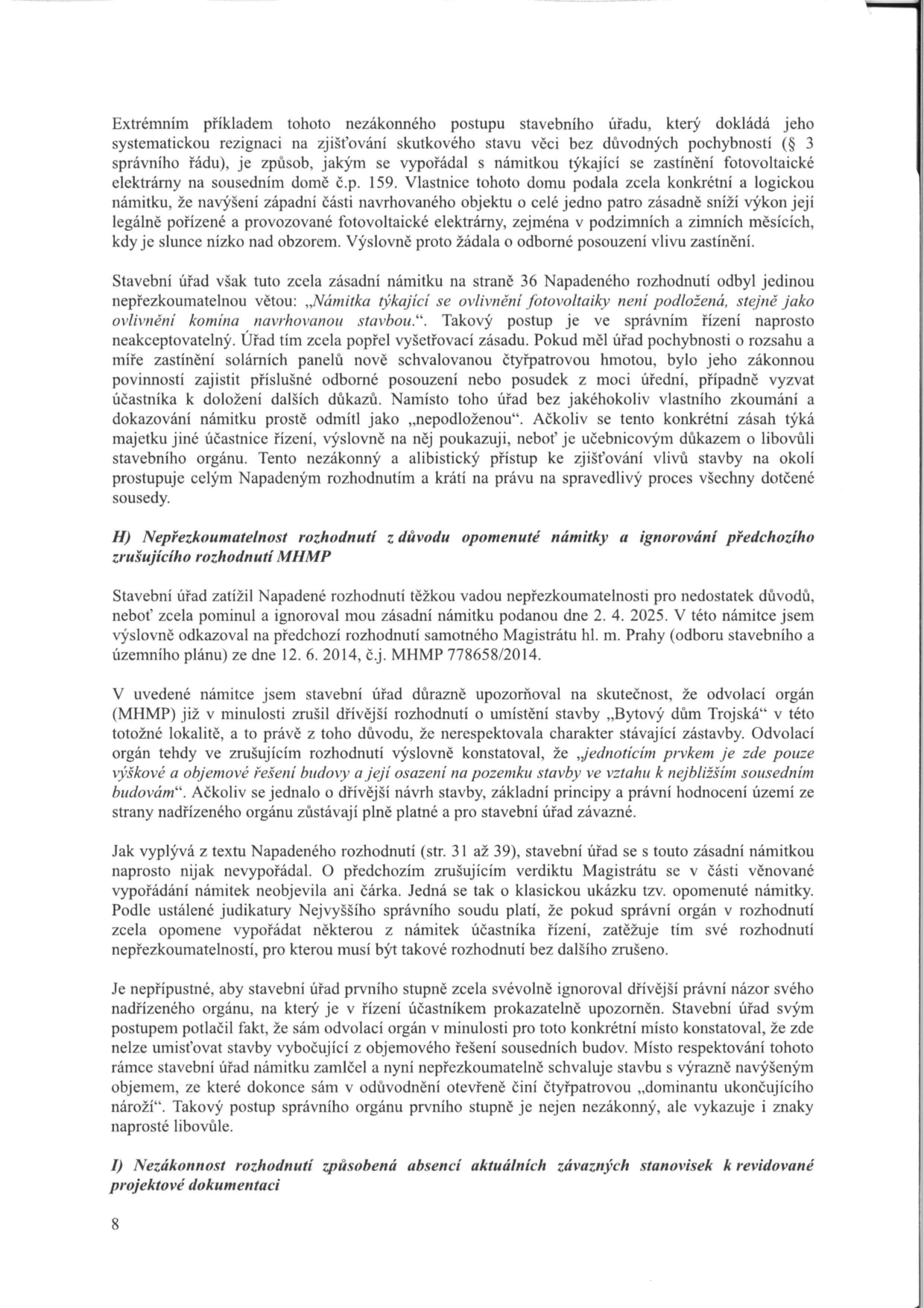 Strana 8 právního dokumentu (odvolání/námitky v rámci stavebního řízení). Obsah: Text kritizuje stavební úřad za nedostatečné vypořádání námitek ohledně zastínění fotovoltaické elektrárny na sousedním domě č.p. 159 a za ignorování předchozího zrušujícího rozhodnutí Magistrátu hl. m. Prahy (MHMP) ze dne 12. 6. 2014, č.j. MHMP 778658/2014, týkajícího se stavby 'Bytový dům Trojská'. Dokument argumentuje, že úřad porušil zásady správního řízení a právo na spravedlivý proces.