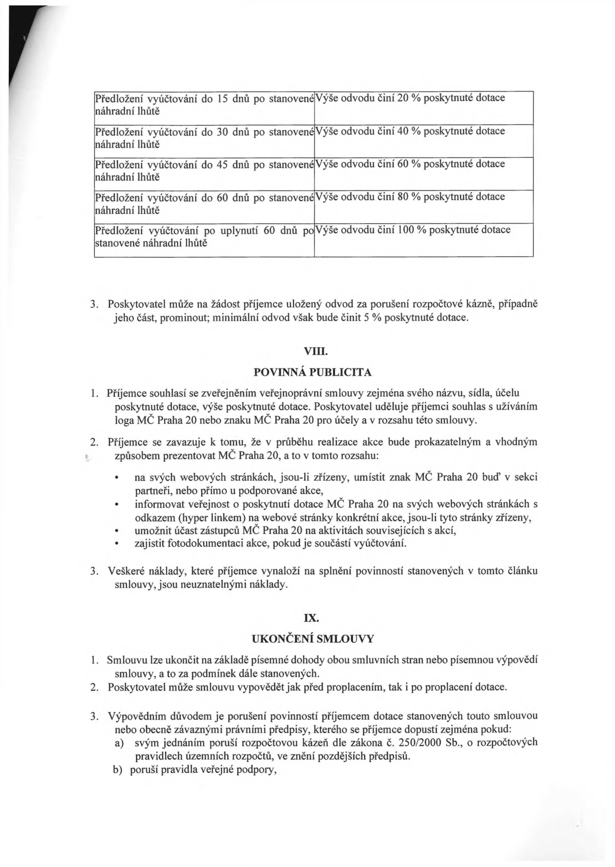 Výňatek ze smlouvy o poskytnutí dotace obsahující tabulku sankcí za pozdní vyúčtování a články VIII a IX. Tabulka sankcí: Předložení vyúčtování do 15 dnů po stanovené náhradní lhůtě: odvod 20 % dotace; do 30 dnů: 40 %; do 45 dnů: 60 %; do 60 dnů: 80 %; po uplynutí 60 dnů: 100 %. Bod 3: Poskytovatel může na žádost příjemce odvod prominout, minimálně však 5 %. Článek VIII: Povinná publicita – příjemce souhlasí se zveřejněním smlouvy, zavazuje se prezentovat MČ Praha 20 na webu, informovat o dotaci a umožnit účast zástupců MČ na akcích. Článek IX: Ukončení smlouvy – lze ukončit dohodou, výpovědí nebo při porušení rozpočtové kázně či pravidel veřejné podpory.
