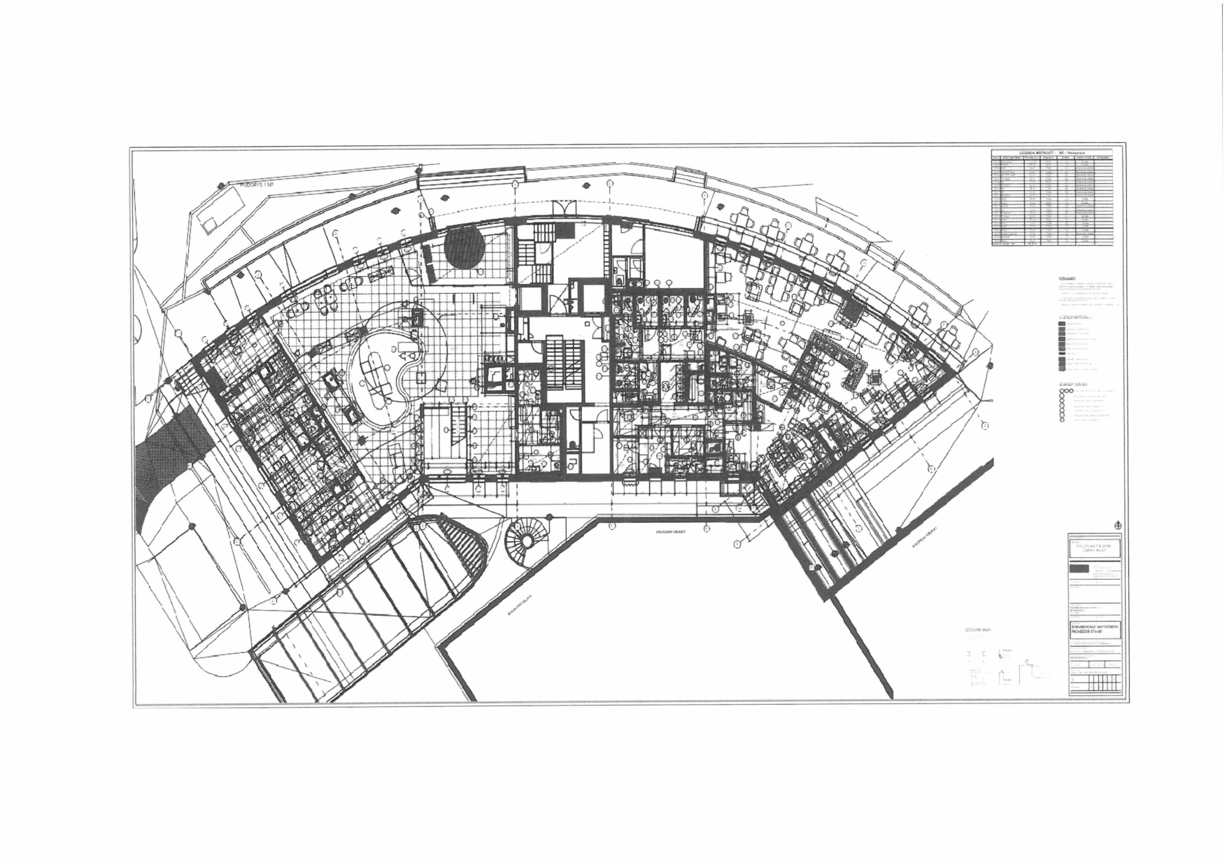 Architektonický plán stavby (půdorys podlaží). Dokument obsahuje technické výkresy vnitřního uspořádání prostor, včetně rozmístění nábytku, schodišť, technických místností a obvodových stěn. V pravém horním rohu se nachází popisové pole (razítko) s technickými údaji o projektu, které je však v nízkém rozlišení a nečitelné.
