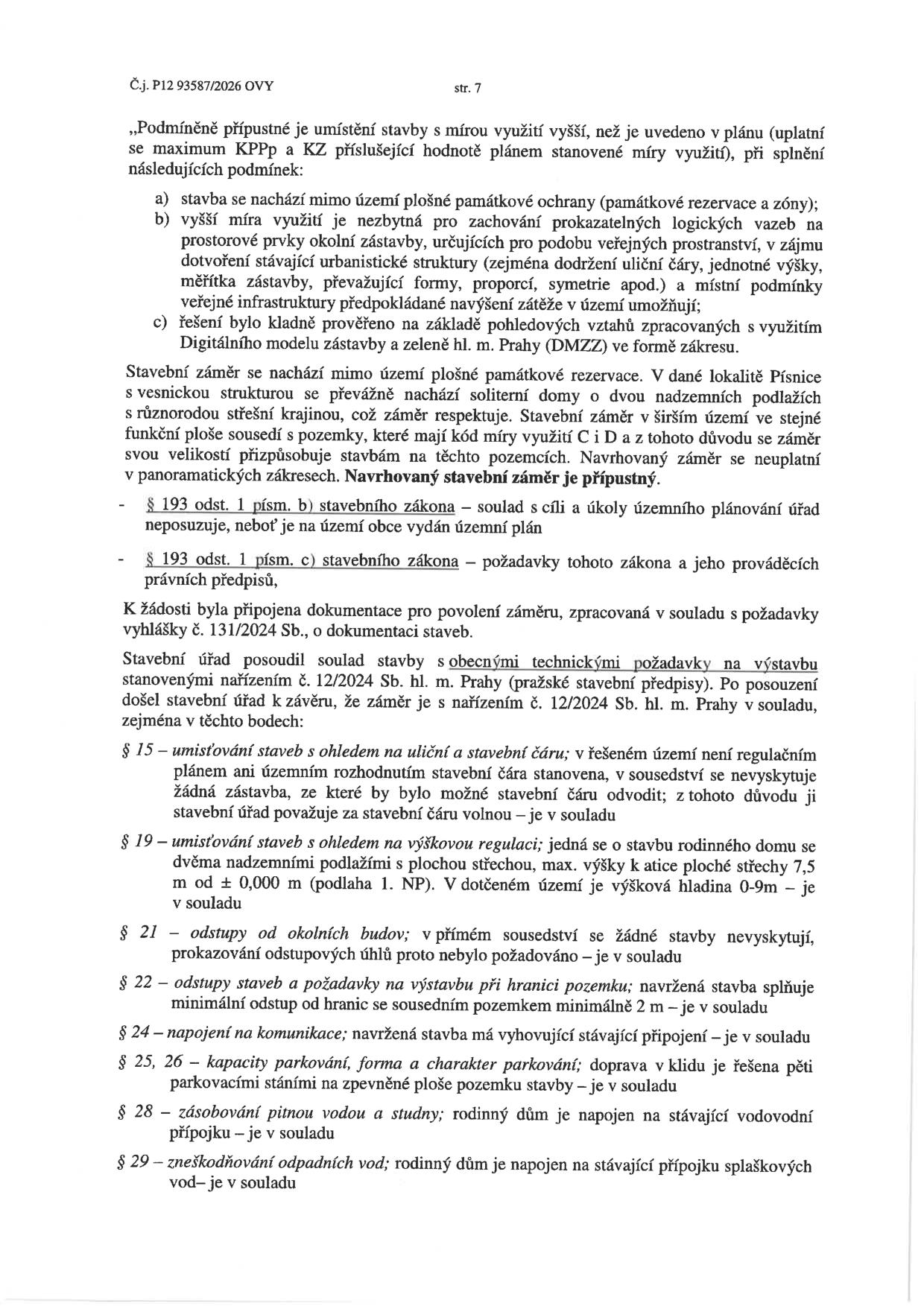 Strana 7 úředního dokumentu č.j. P12 93587/2026 OVY. Dokument obsahuje odůvodnění přípustnosti stavby rodinného domu v lokalitě Písnice. Jsou zde uvedeny podmínky pro vyšší míru využití území (KPPp a KZ), posouzení souladu s územním plánem a Pražskými stavebními předpisy (nařízení č. 12/2024 Sb. hl. m. Prahy). Konkrétně jsou posouzeny body: § 15 (uliční a stavební čára), § 19 (výšková regulace, max. 7,5 m), § 21 (odstupy od budov), § 22 (odstupy od hranic pozemku, min. 2 m), § 24 (napojení na komunikace), § 25, 26 (parkování, 5 stání), § 28 (vodovod) a § 29 (odpadní vody). Závěr konstatuje, že záměr je v souladu s předpisy.