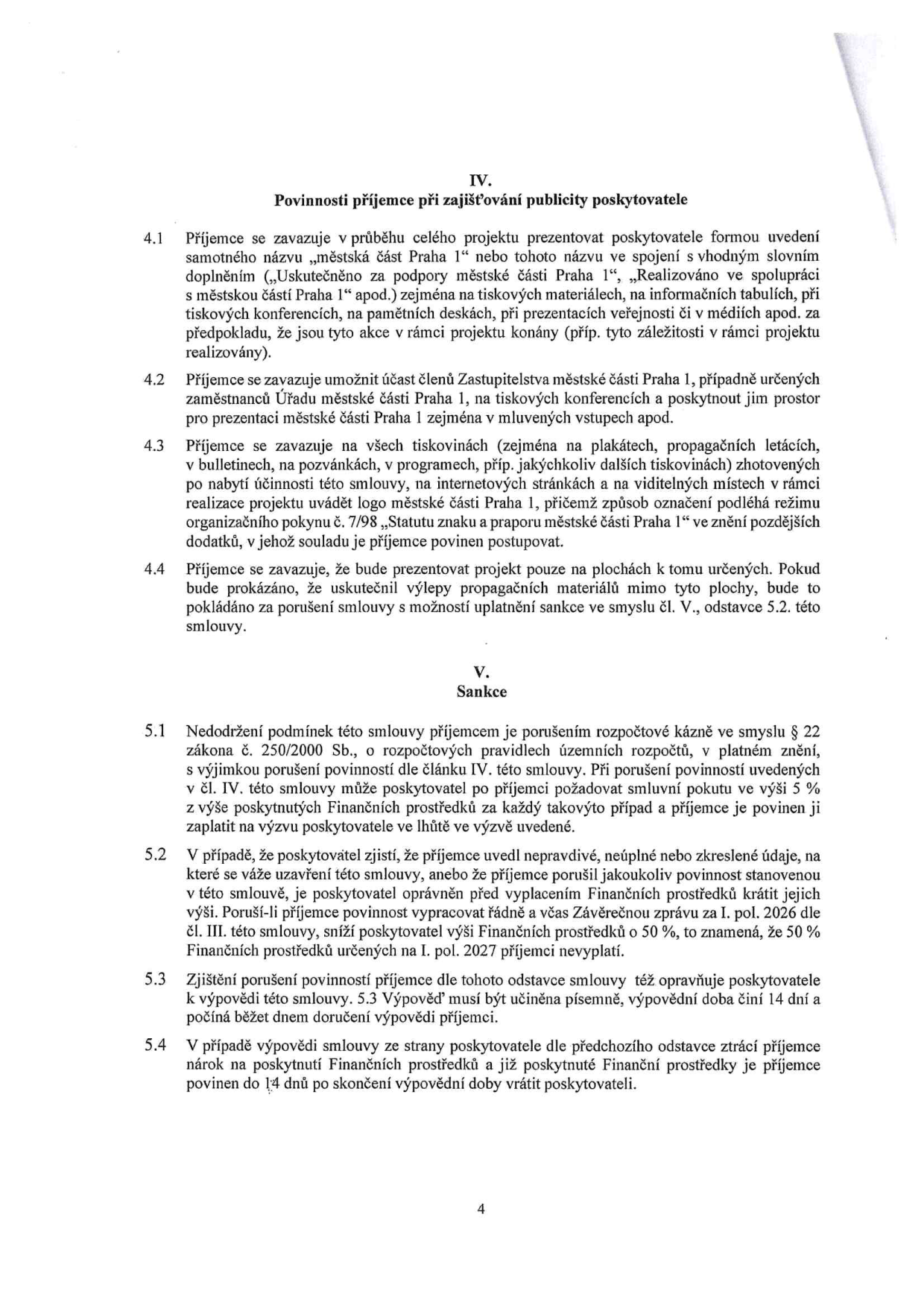 Část smlouvy obsahující články IV. a V. Článek IV. 'Povinnosti příjemce při zajišťování publicity poskytovatele' stanovuje pravidla pro prezentaci městské části Praha 1 (uvedení názvu, účast zástupců, označení logem, umístění na povolených plochách). Článek V. 'Sankce' definuje důsledky porušení smlouvy, včetně porušení rozpočtové kázně, možnosti uložení smluvní pokuty ve výši 5 %, krácení finančních prostředků při uvedení nepravdivých údajů nebo nesplnění povinností (např. Závěrečná zpráva za I. pol. 2026), a podmínky pro výpověď smlouvy a vrácení prostředků.