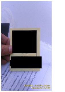 Průkaz nebo dokument s nápisem 'Příjmení a jméno', překrytý černými obdélníky kvůli ochraně osobních údajů. Na pozadí jsou vidět pravidla pro prodej novin v an…